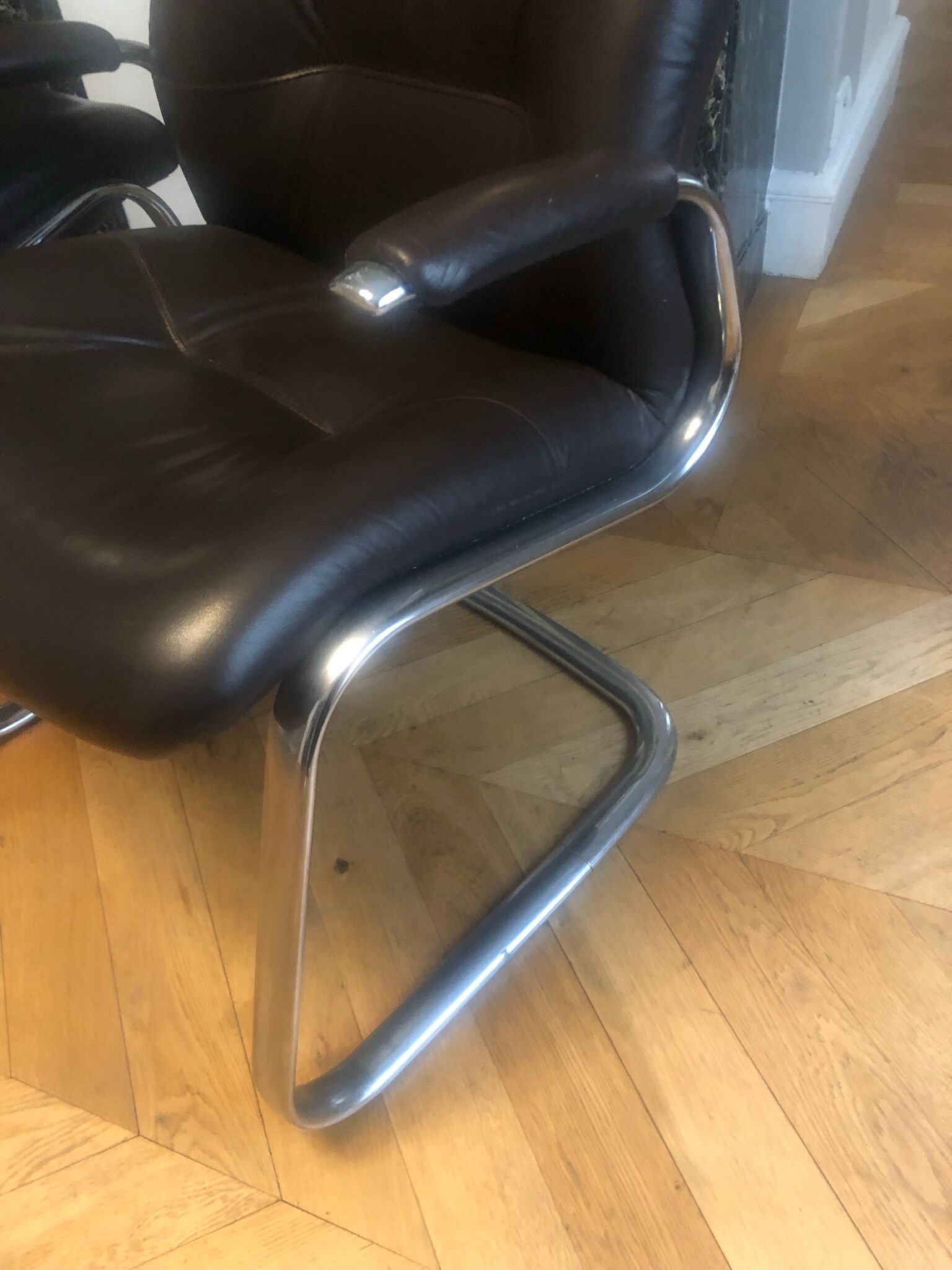 Paire de fauteuils en cuir style années 70