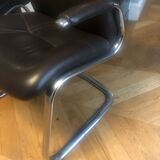 Paire de fauteuils en cuir style années 70