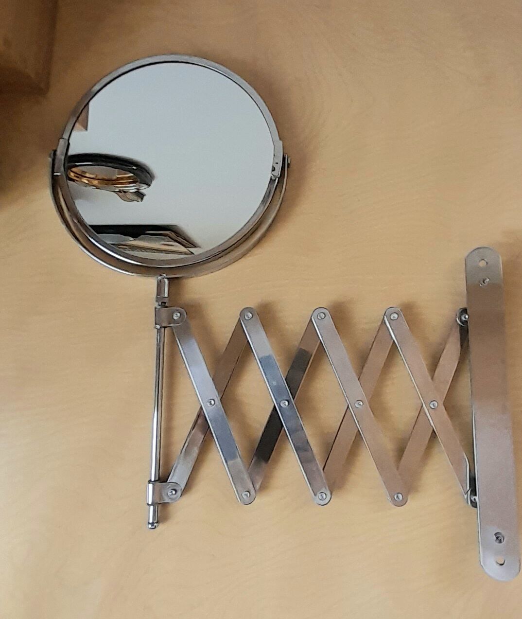 Telescopic accordion mirror