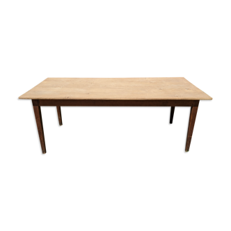 Farmhouse table in Oak spindle feet