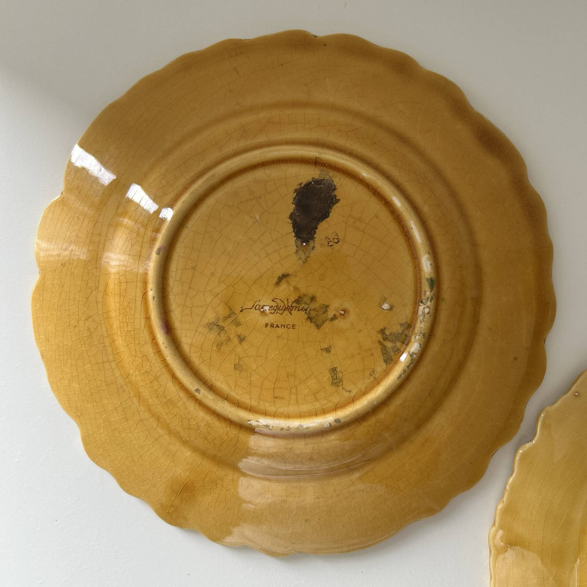 2 assiettes Sarreguemines en barbotine