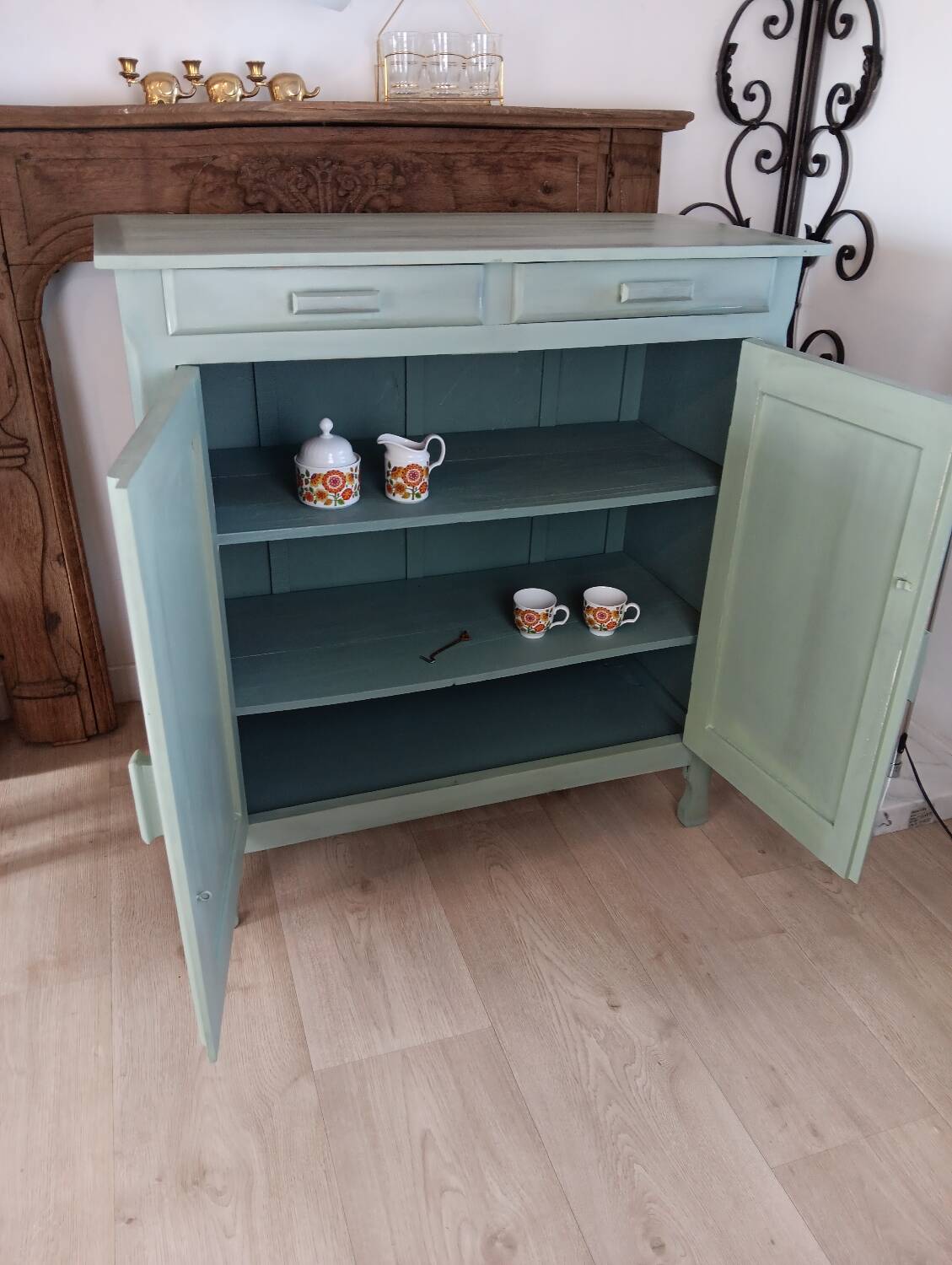 Green Parisian buffet