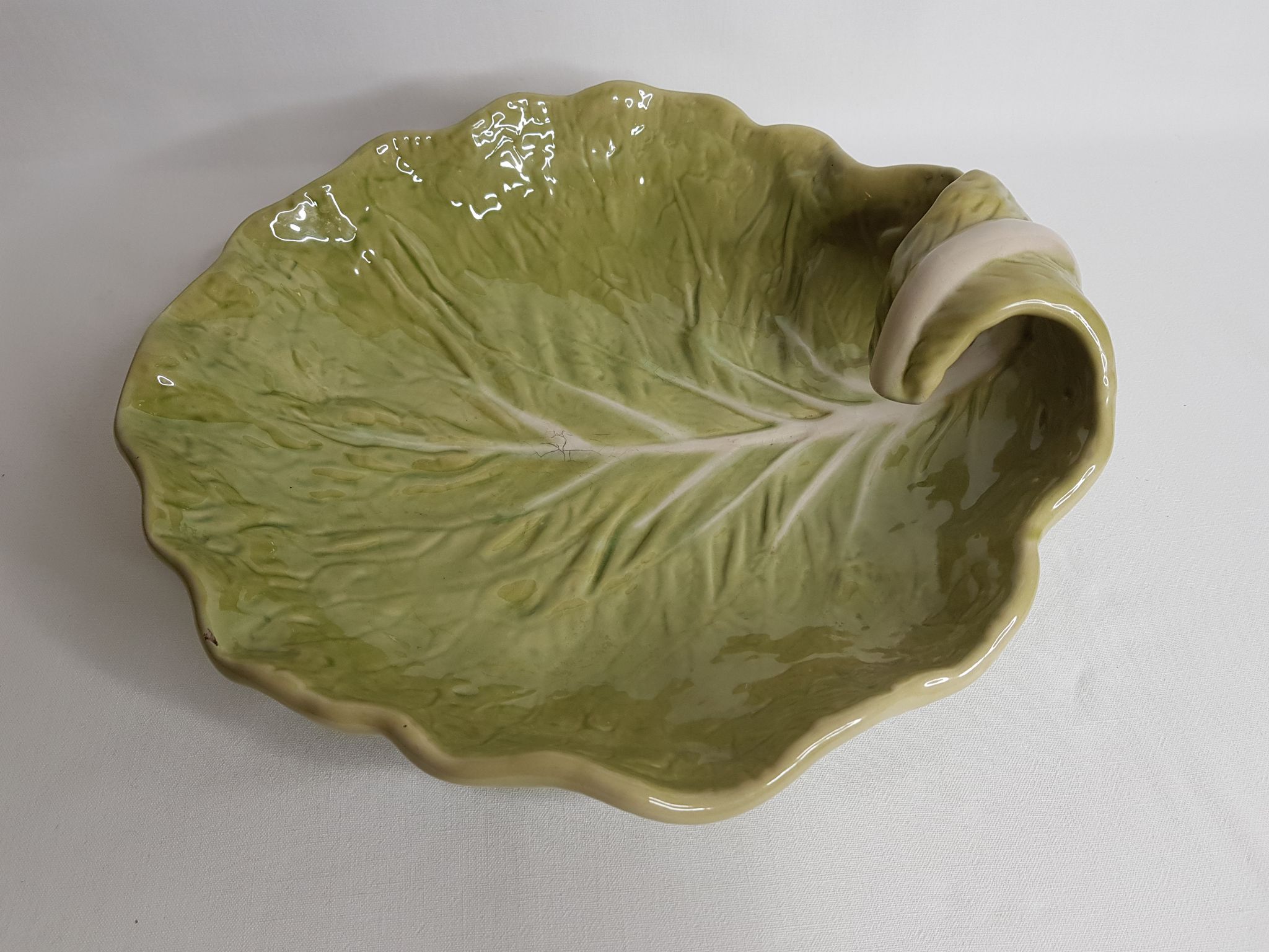 Dish in earthenware "chou leaf" Bordallo Pinheiro, 32 cm