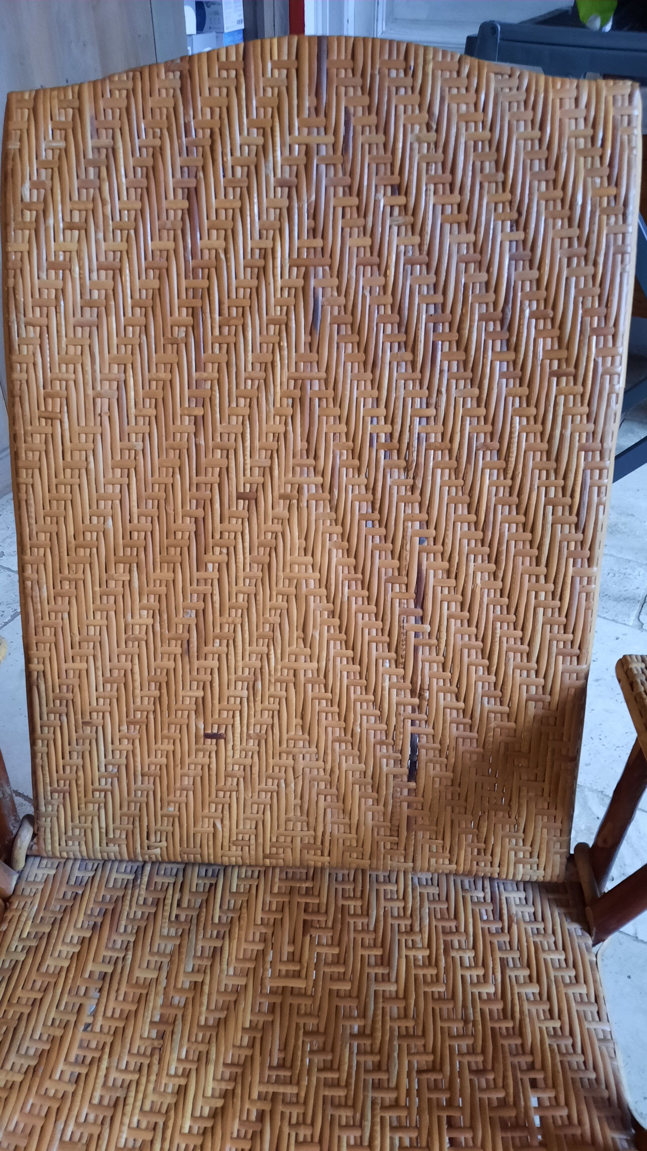 Wicker and wood chaise longue