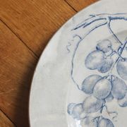Plat rond en terre de fer décor de vignes et raisins, fin XIXe début XXe
