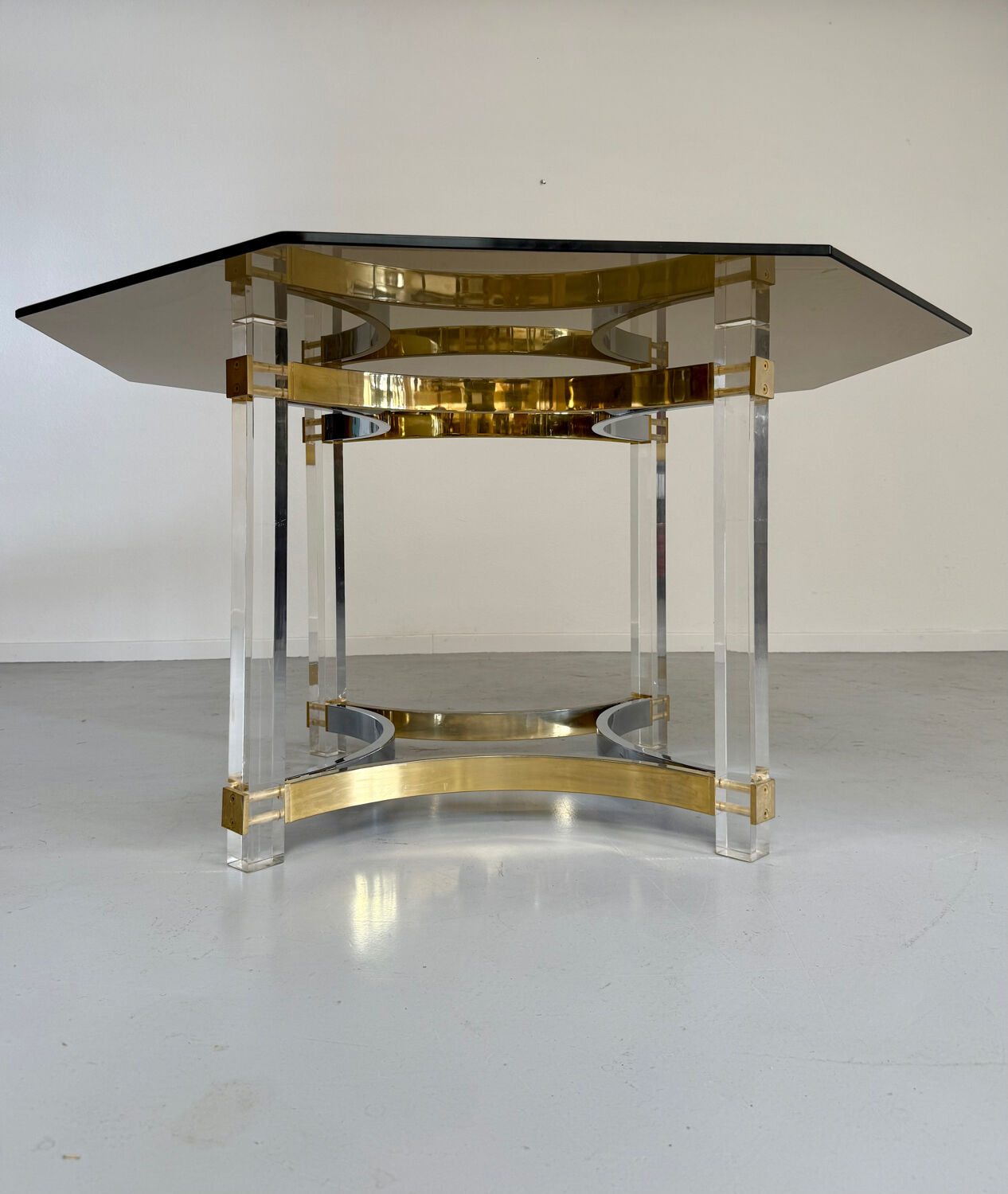 Antique Italian design dining table by Alessandro Albrizzi from the 70s