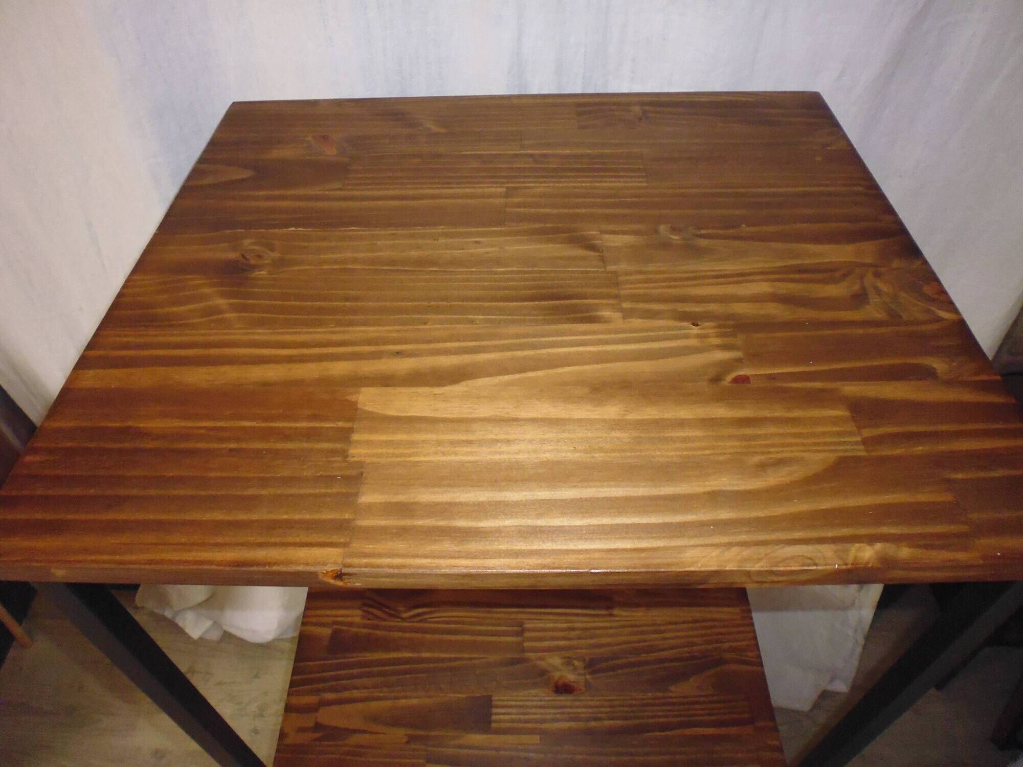 Extended workshop column on metal and wood stand