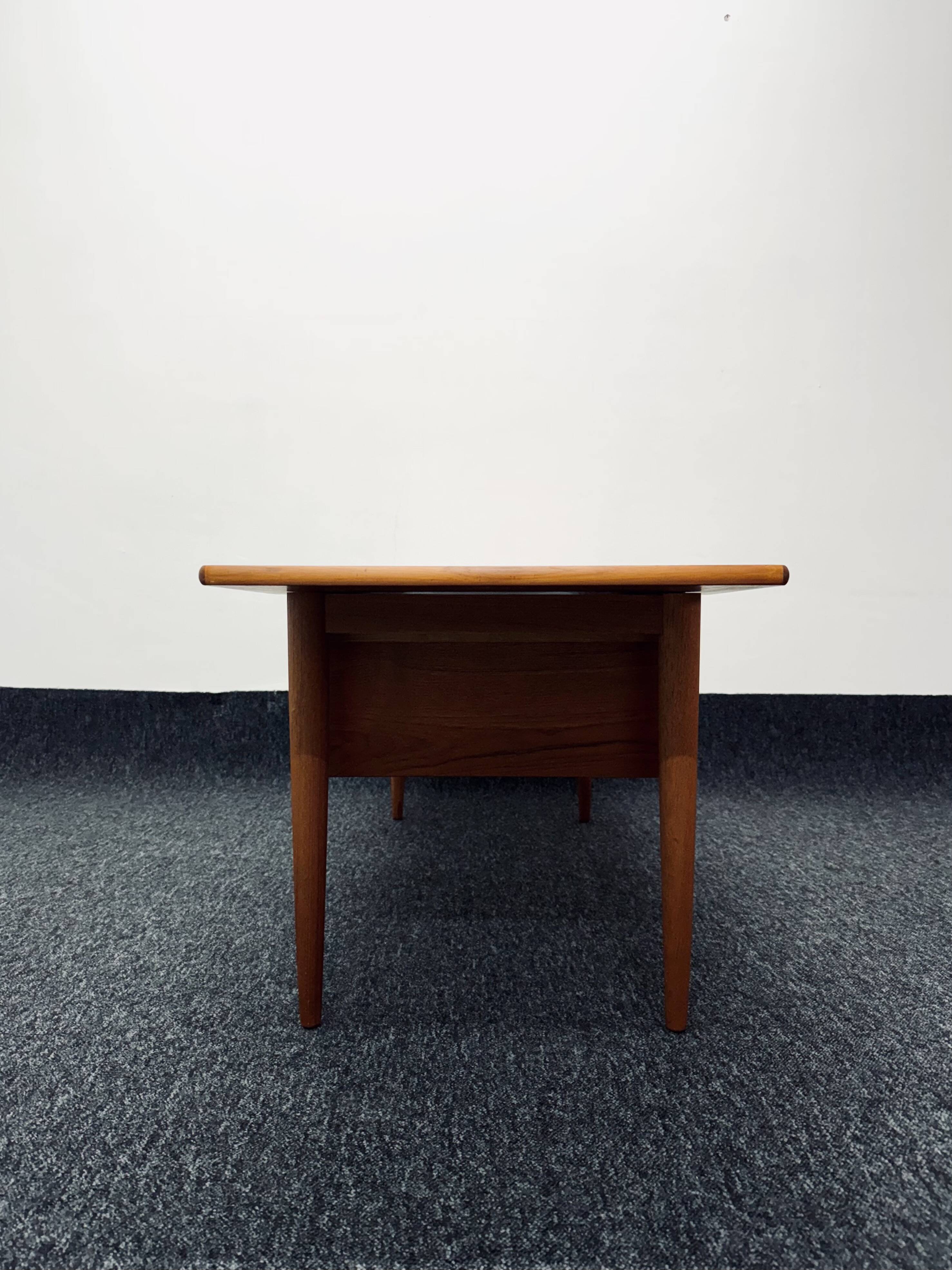 Table basse danoise en teck par Arne Vodder