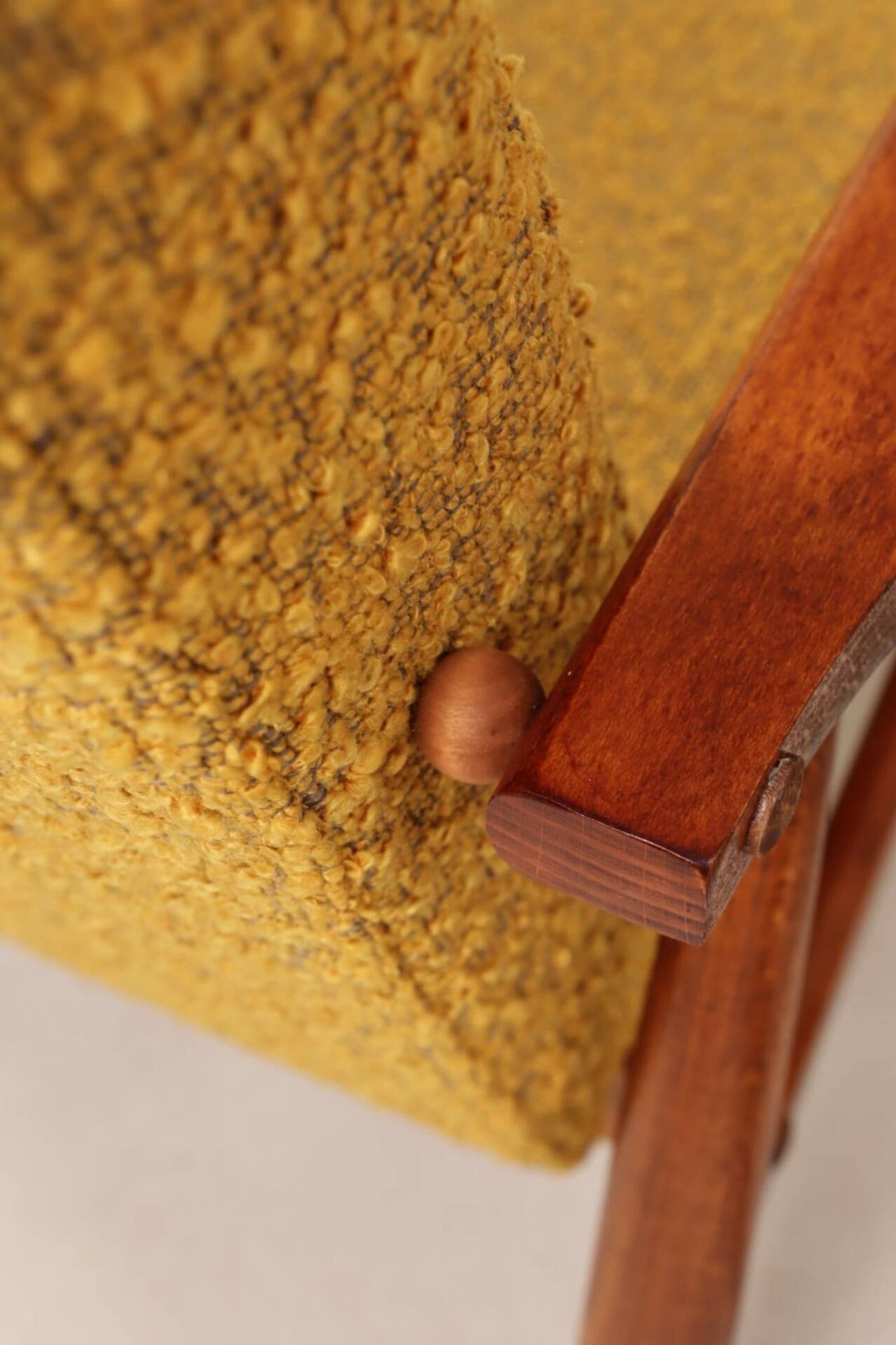 Deux chaises longues vintage en bouclée moutarde, design du milieu du siècle, 1960.