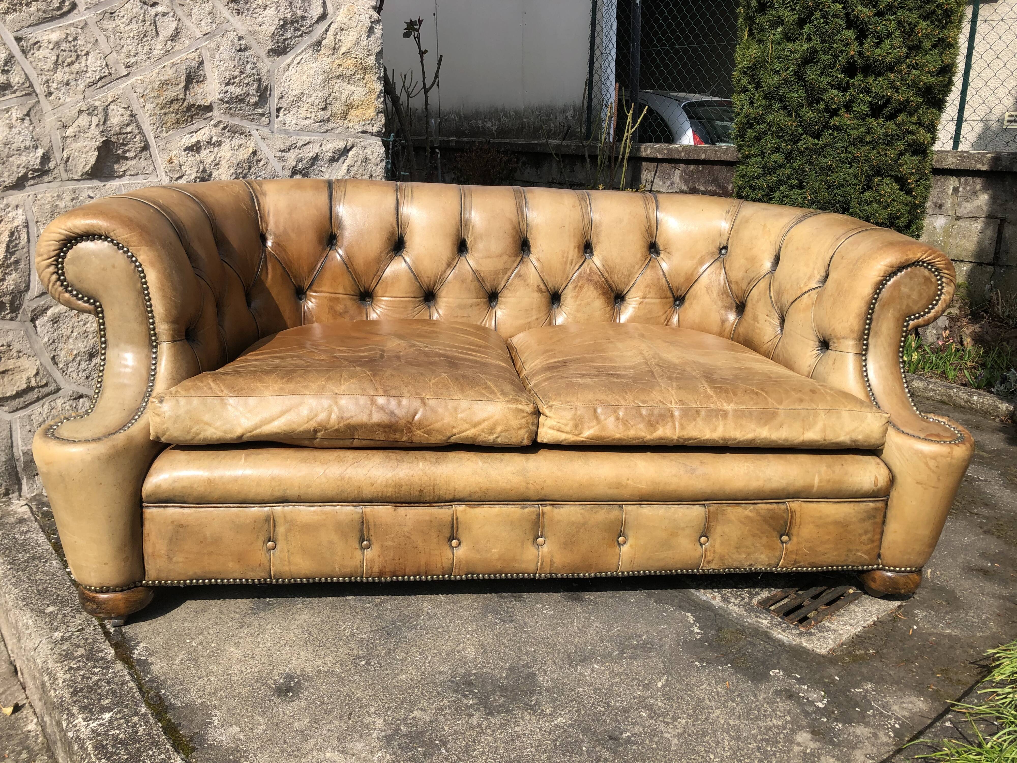 2-seater Chesterfield sofa in tan leather