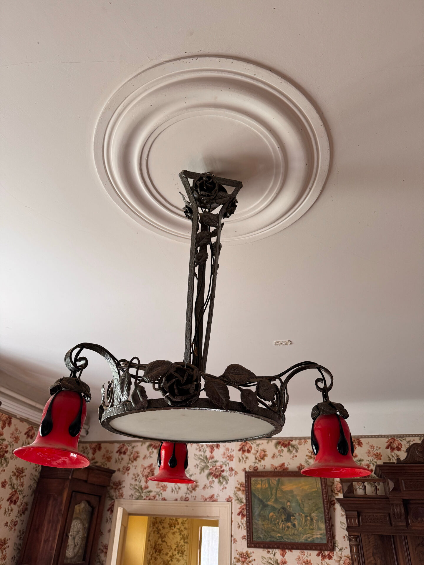 Superbe lustre Art nouveau en fer forgé à décor de roses – Début XXᵉ s