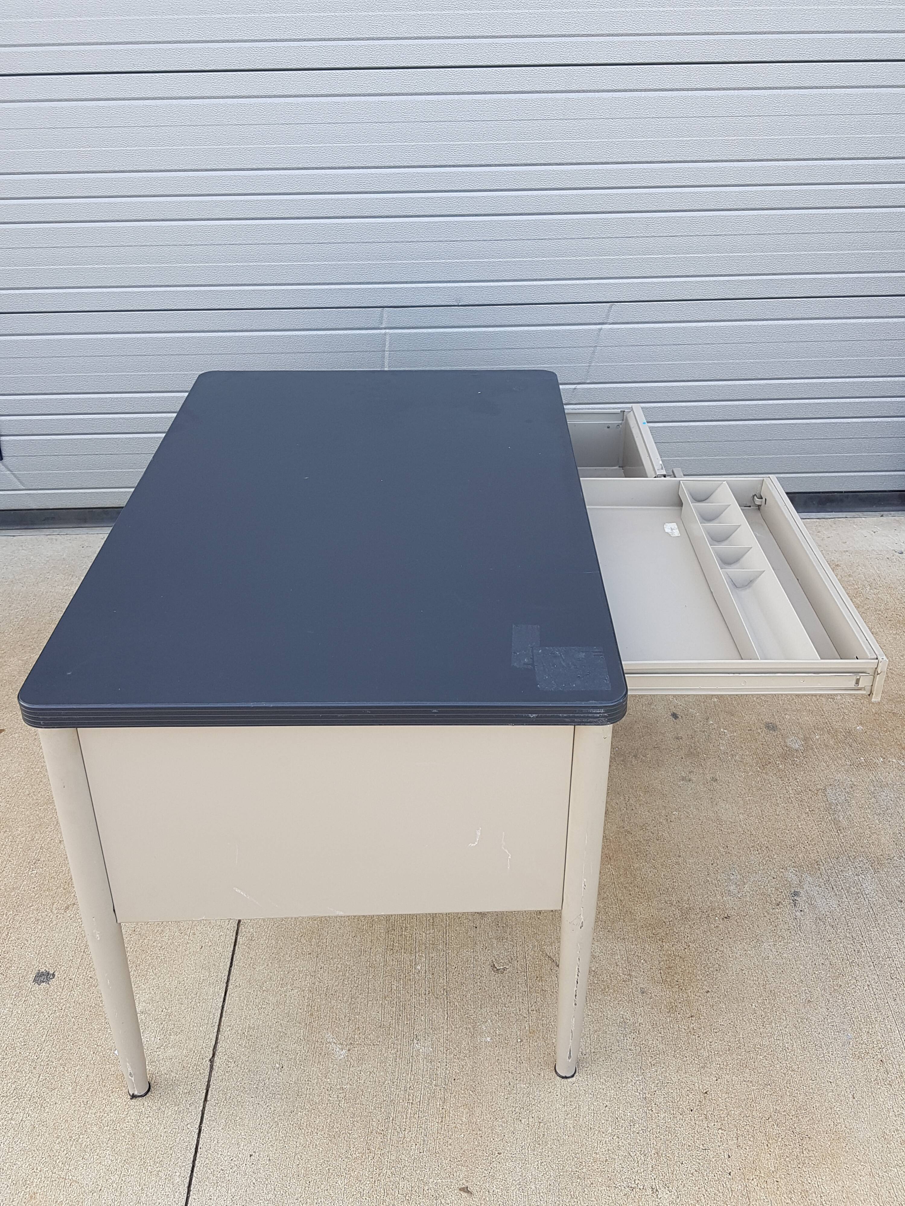 Workshop-type industrial desk