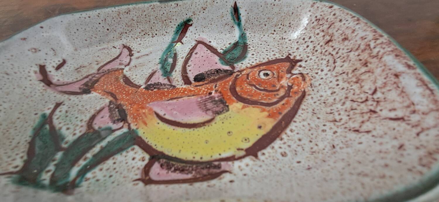 Plat Vallauris, années 60-70. Décor de poisson