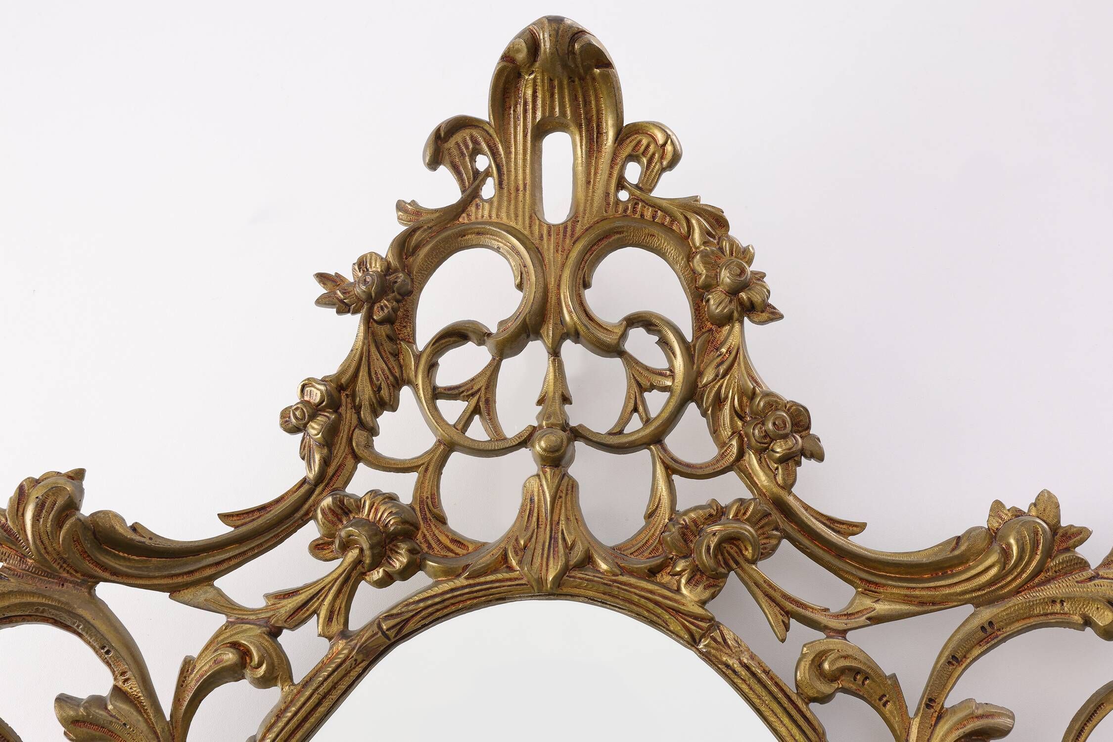 Miroir ovale en métal doré de style rococo, Italie, 20e siècle