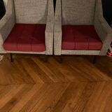 Deux fauteuils gris et rouge