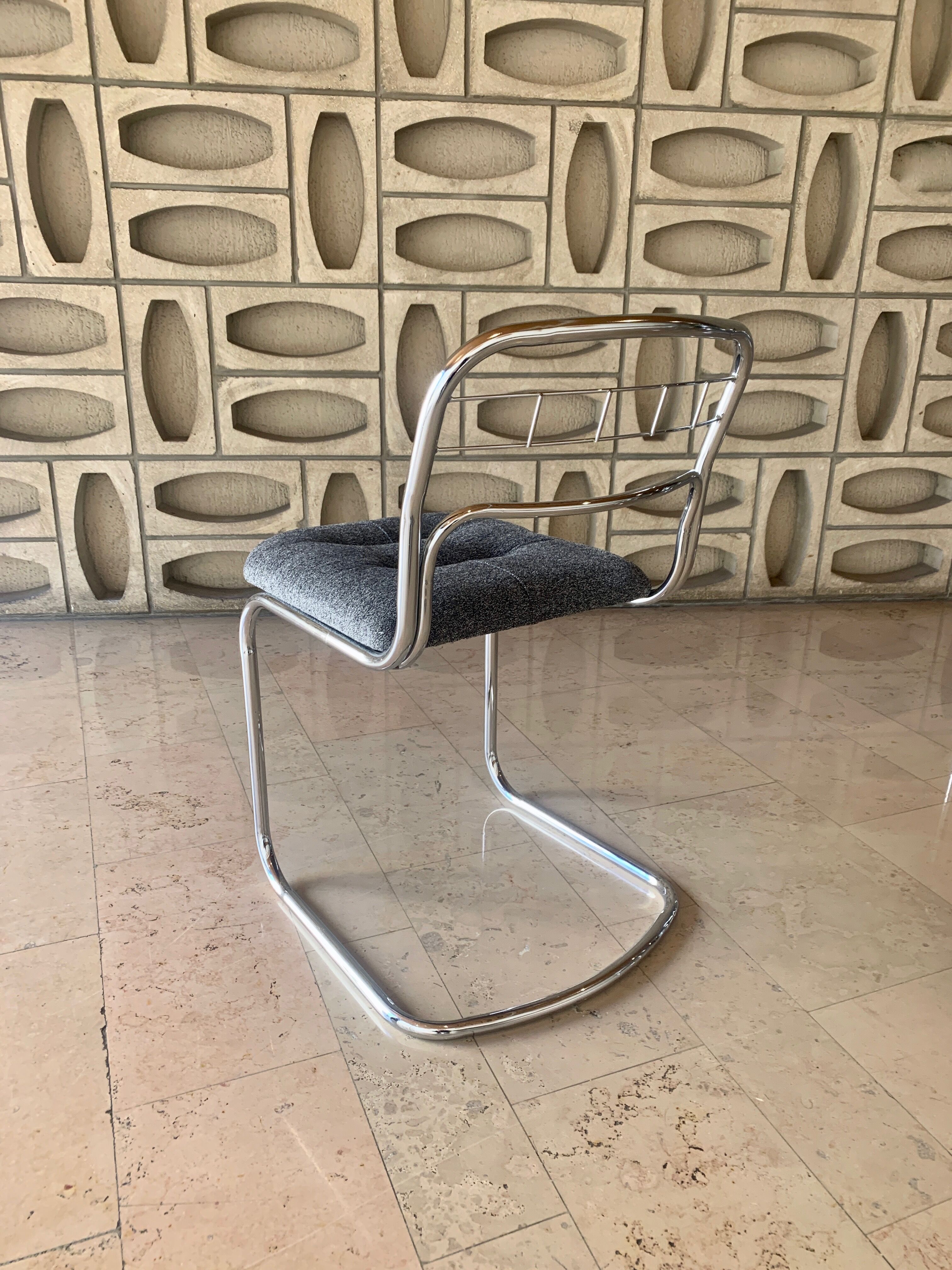 Chaises chromées avec assises retapissées