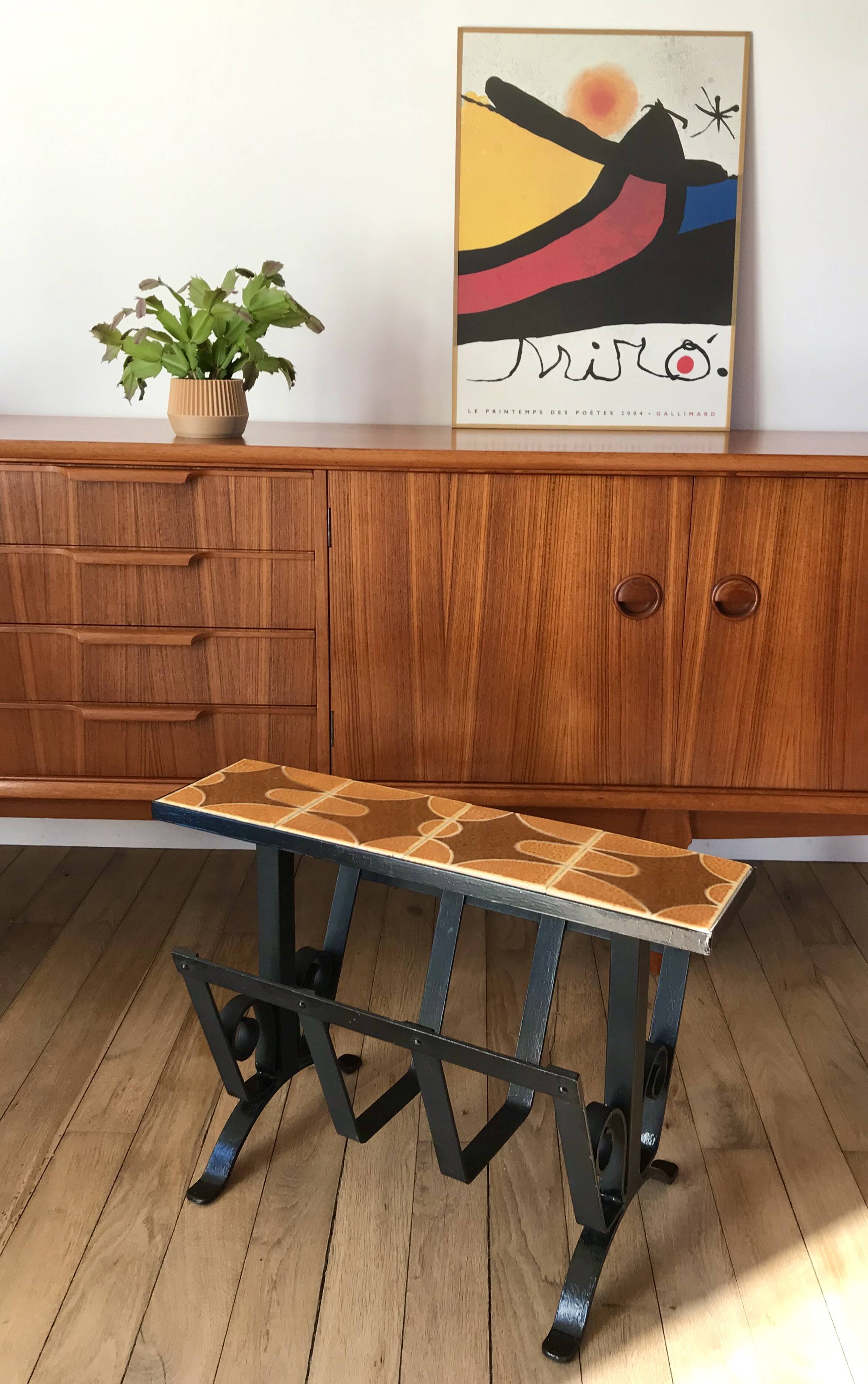 Magazine rack in ceramic and black, orange and brown iron from the 70s