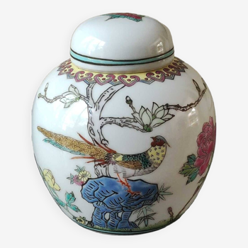 Decorative pot/Lidded vase/Tea pot, Chinese ginger. In fine porcelain. Floral/butterfly, insect patterns