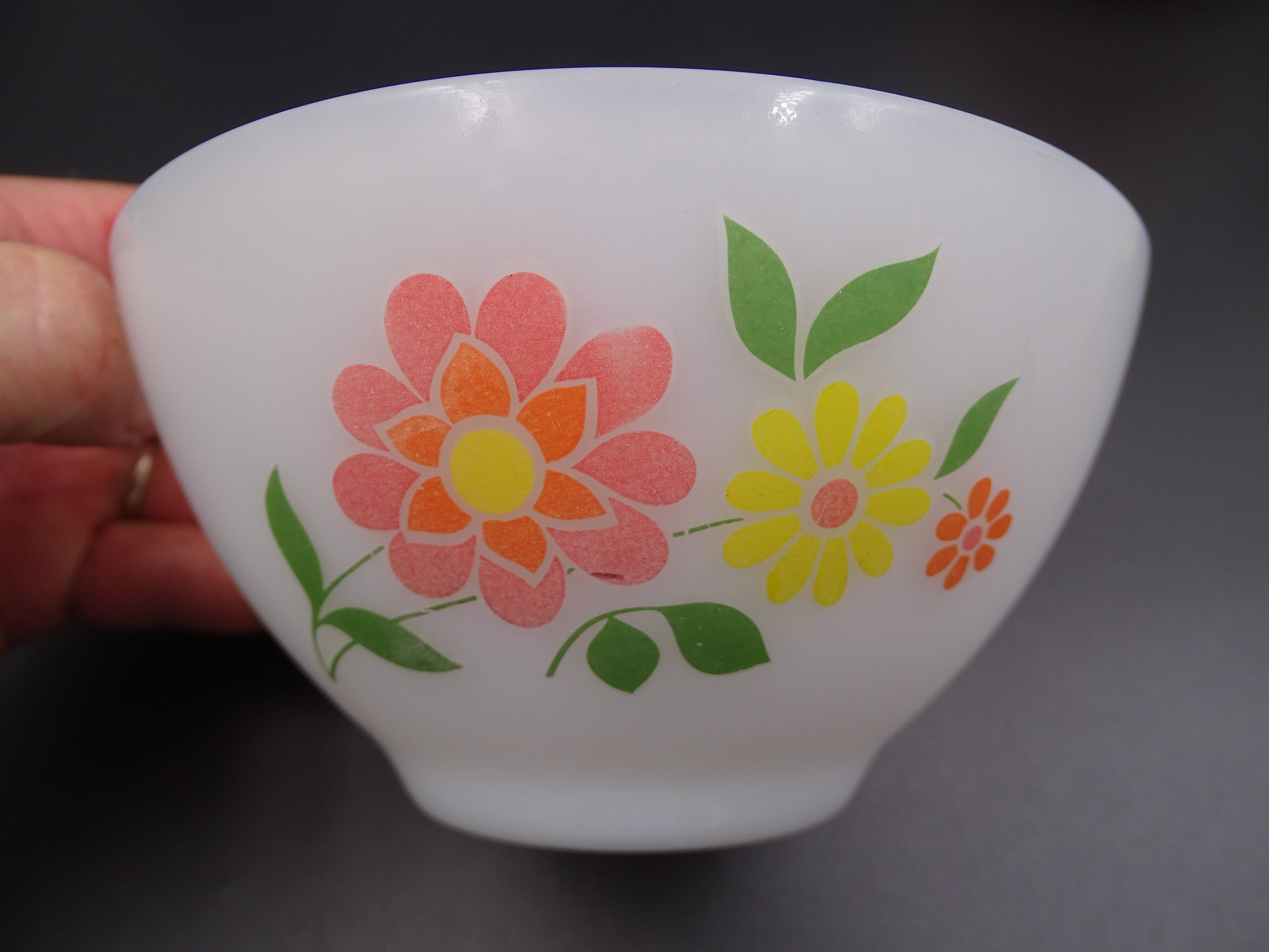 Set of 7 bowls in arcopal -flower décor - vintage around 1970