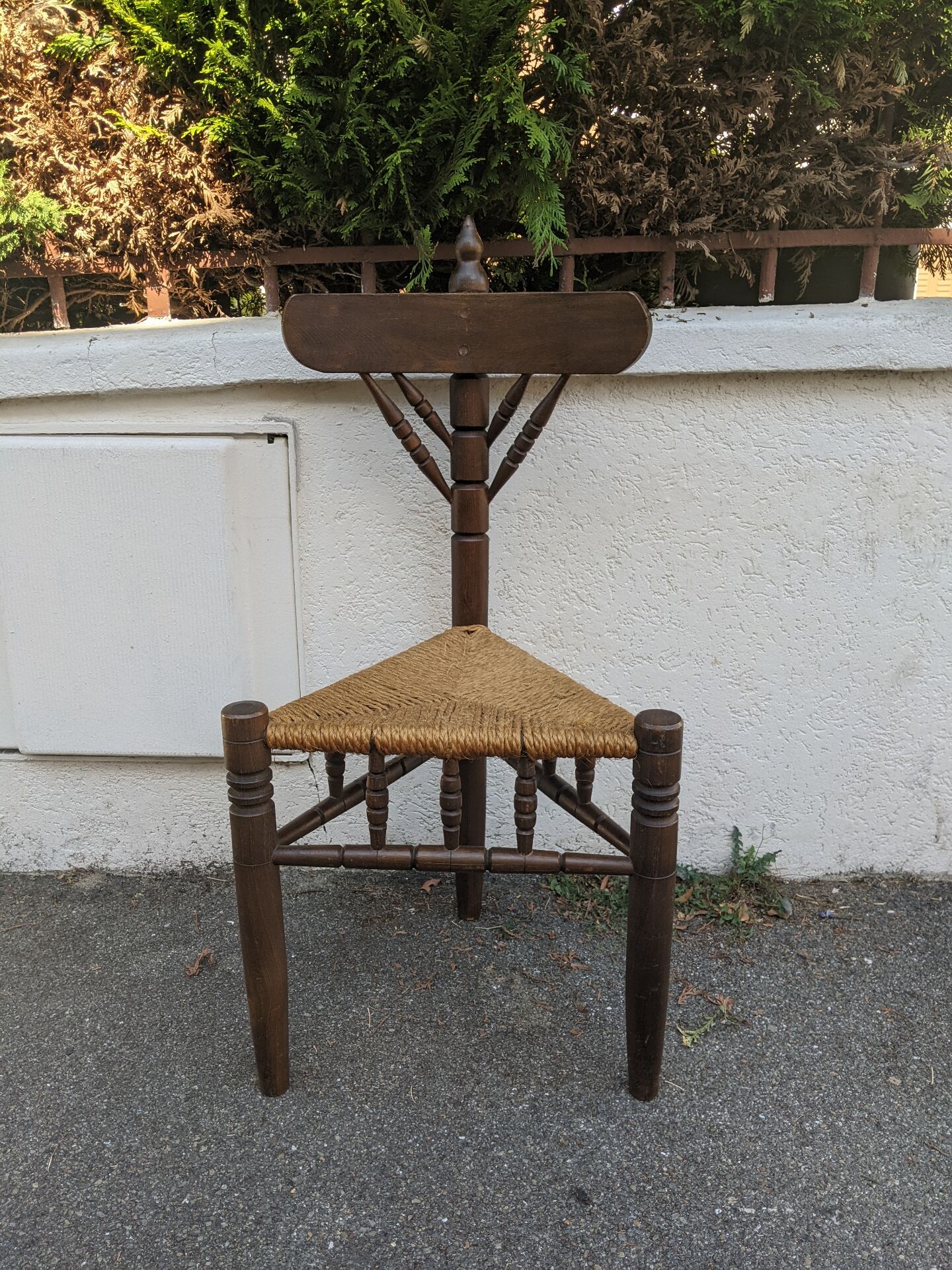 19th-century tripod corner chair, turned wood, Dutch rush.