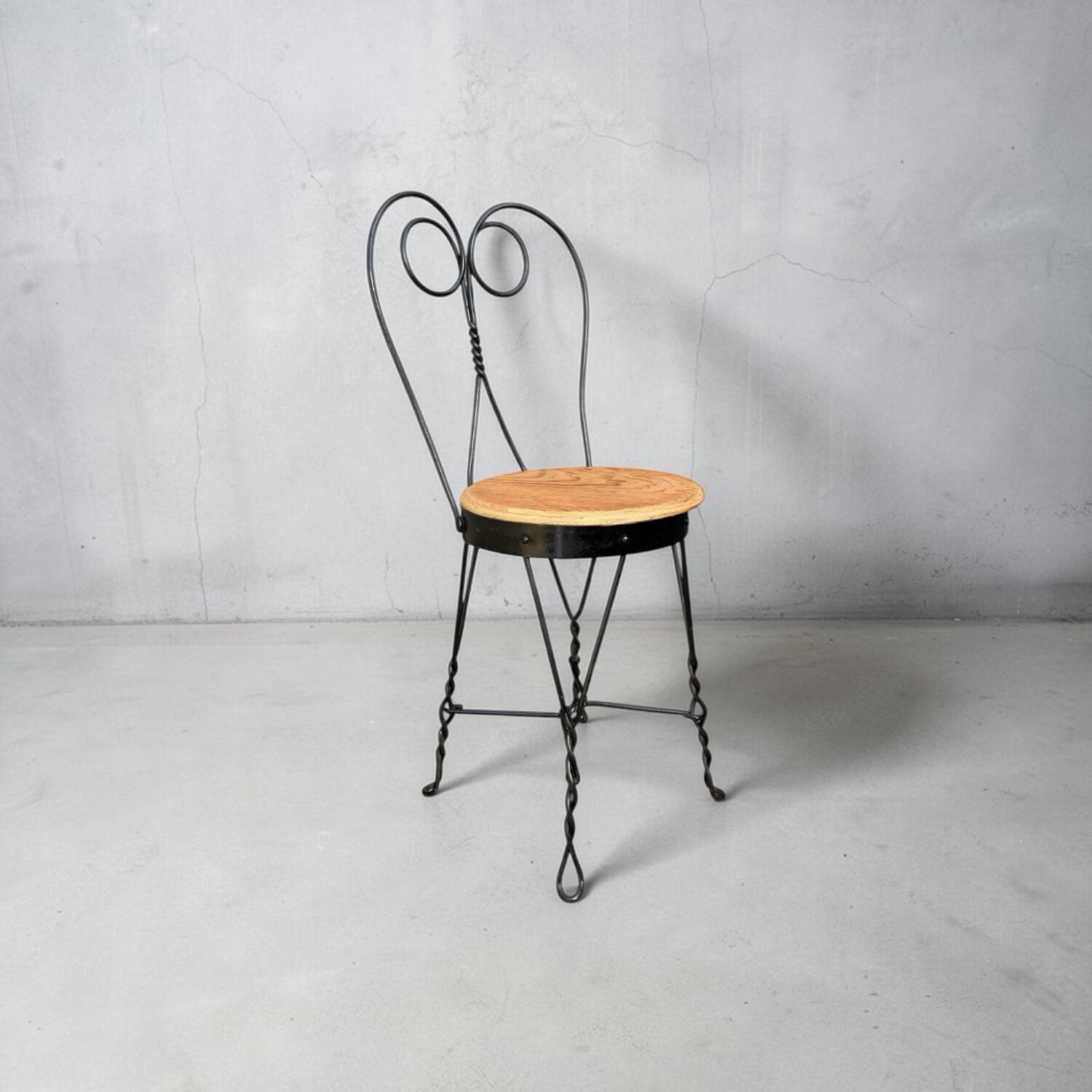 Set of 4 vintage wrought iron chairs from the 1940s.