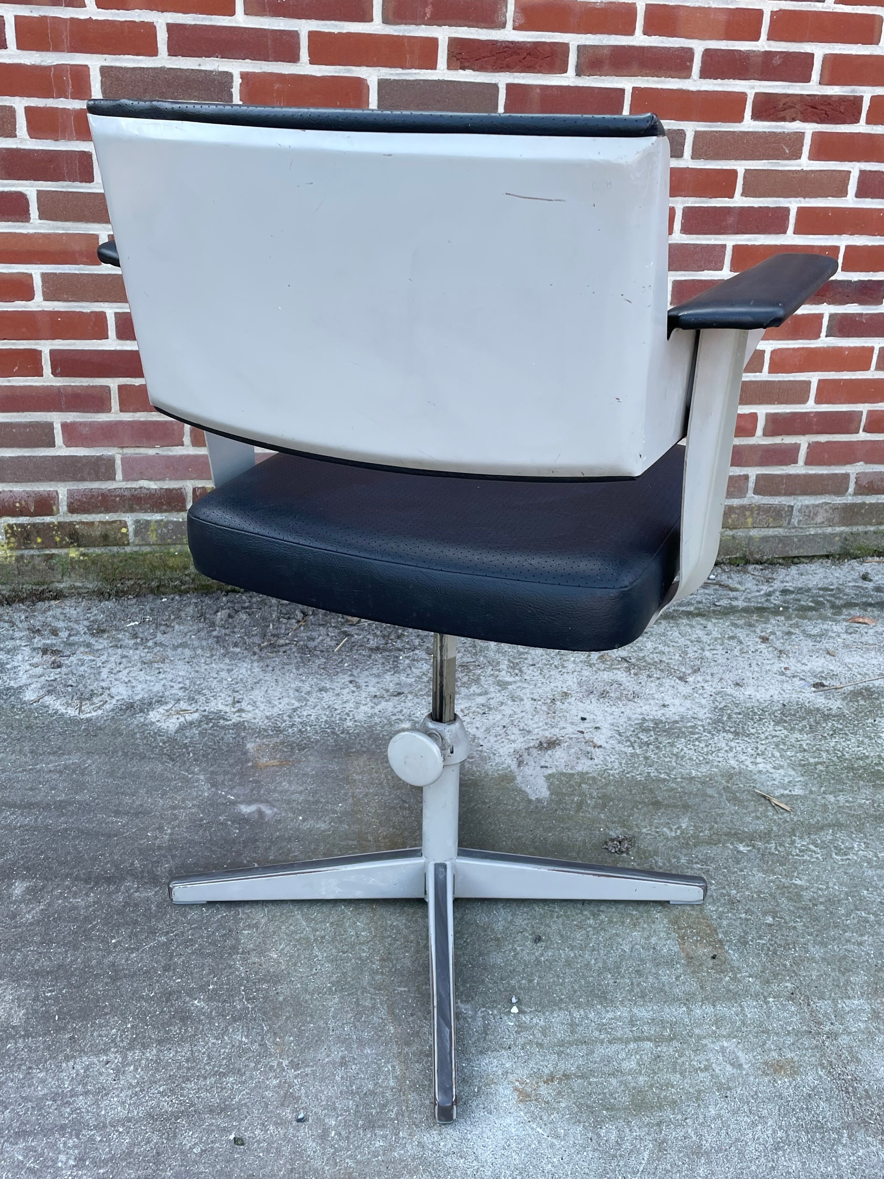 Friso kramer revolve desk chair for ahrend de cirkel 1960