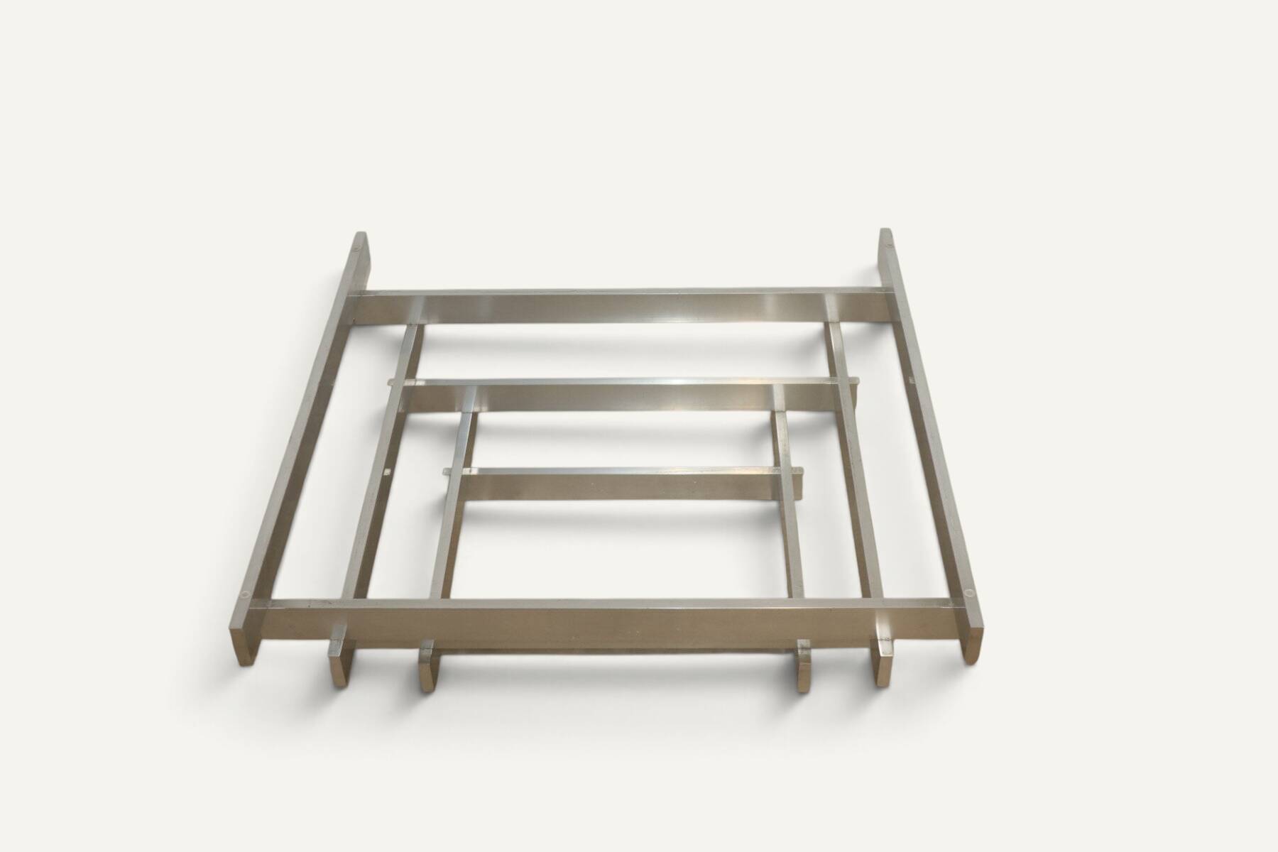 Table basse sculpturale en aluminium brossé et verre – années 1970