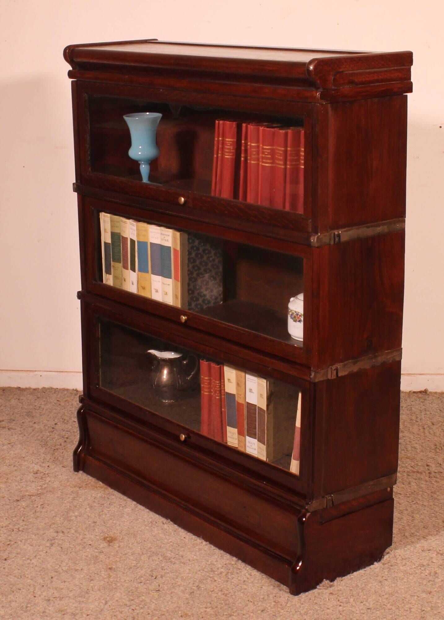 Globe Wernicke Library in mahogany, consisting of 3 pieces.