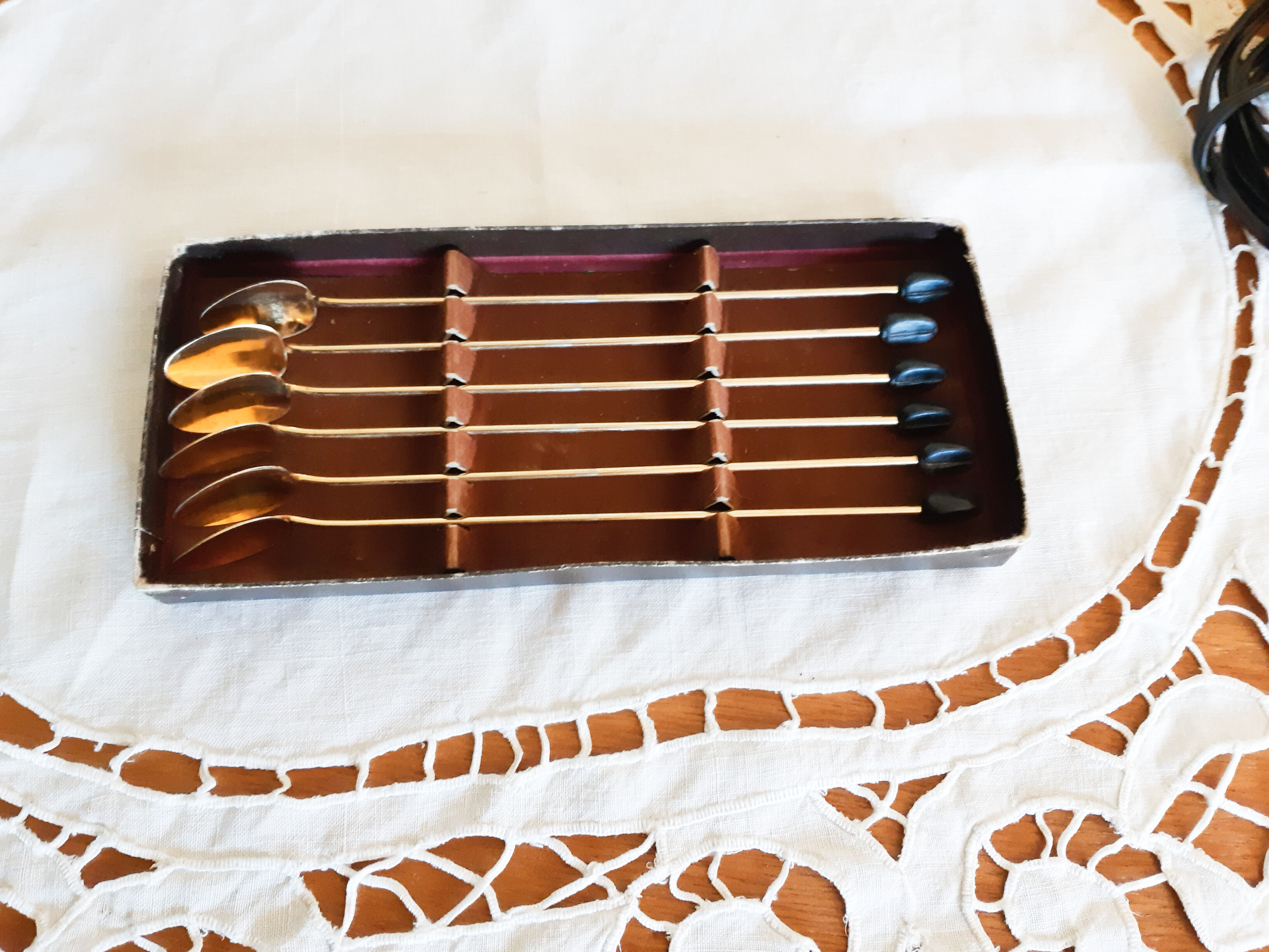 Cuillères à café dorées , grain de café , mazagran ,moka