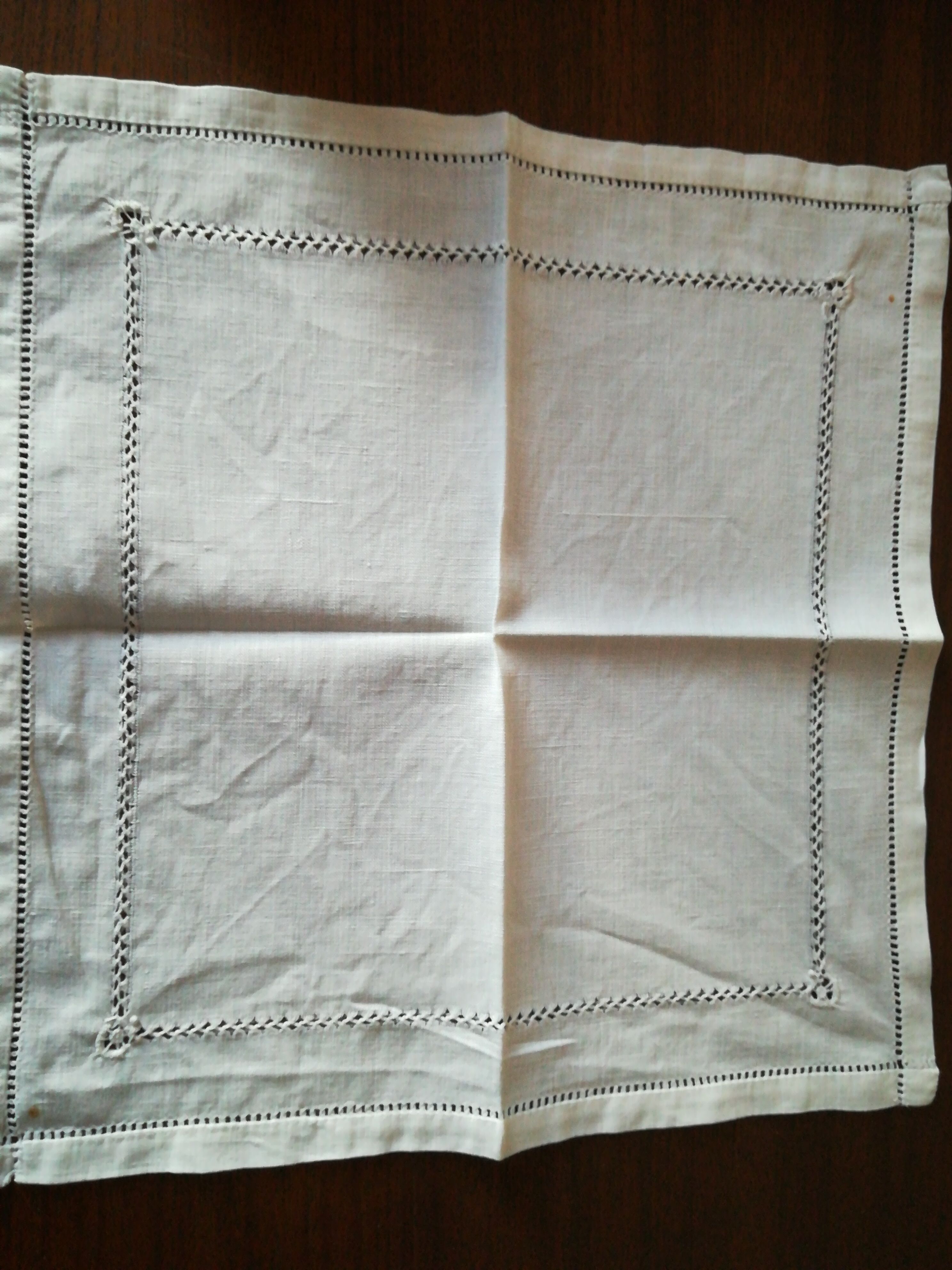 Cotton tablecloth has days and its 8 napkins to match
