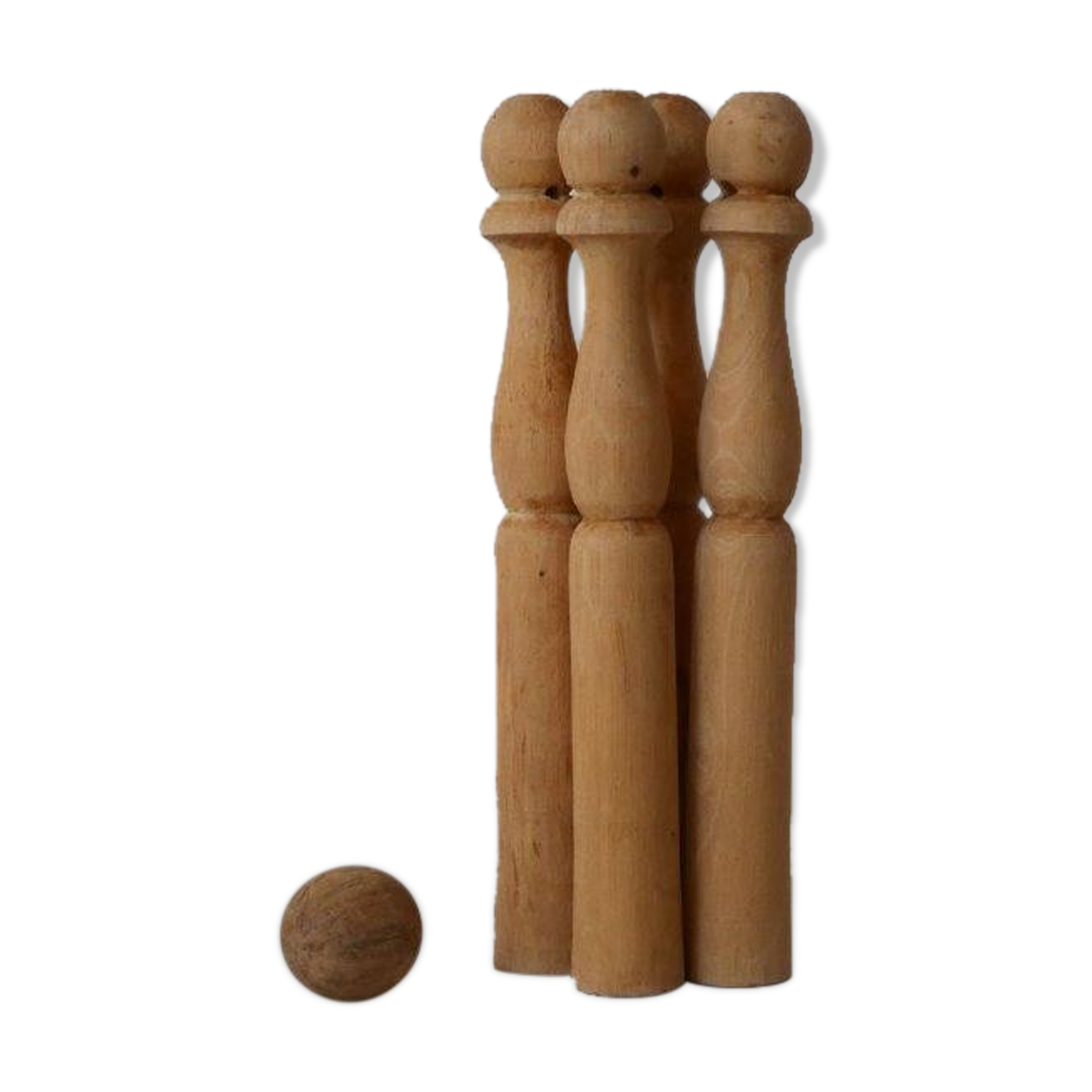 Lot de 4 quilles en bois avec une boule