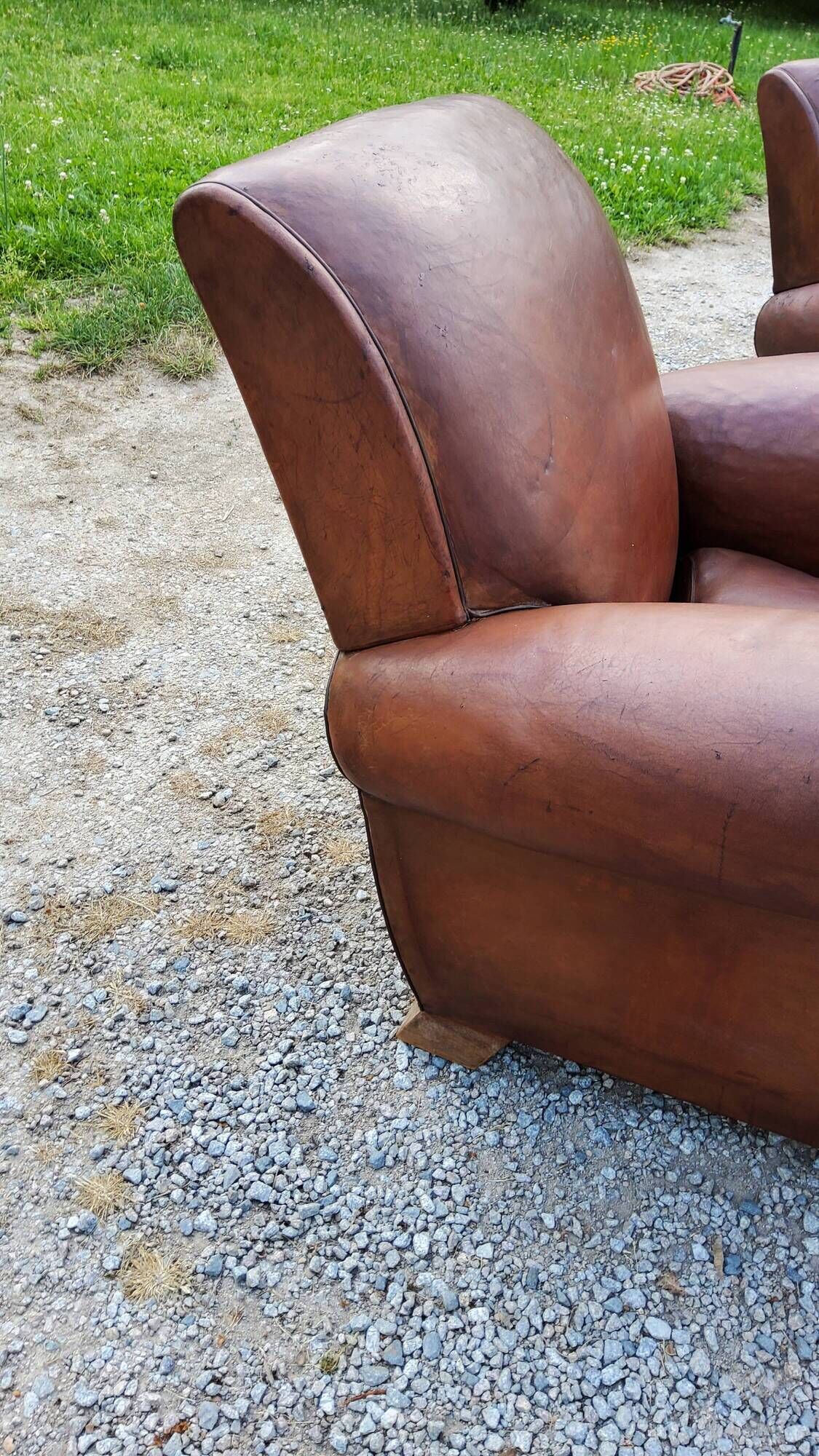 Paire de fauteuils club en cuir brun des années 30