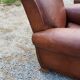 Paire de fauteuils club en cuir brun des années 30