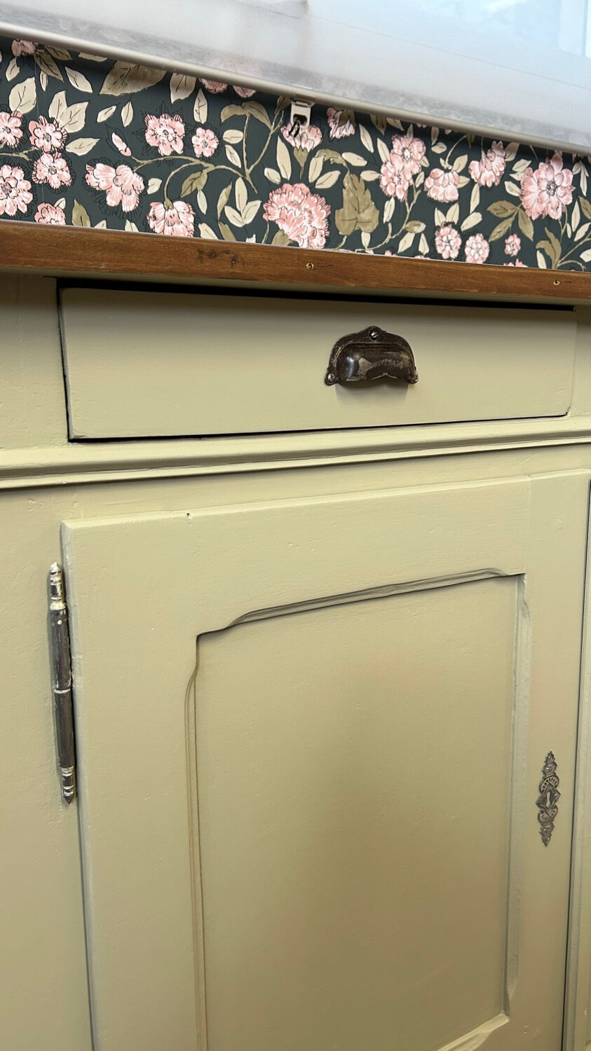 Chic country-style buffet with 2 doors