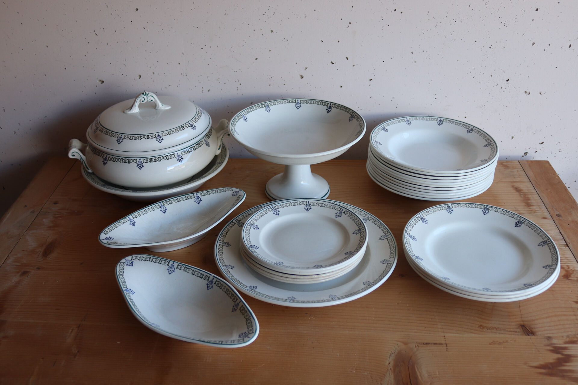 Service ancien en terre de fer décor bleu et vert , écru