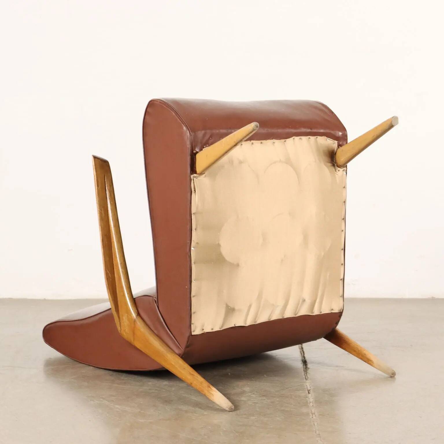 Fauteuil vintage en bois, rembourrage à ressorts, similicuir, années 1950