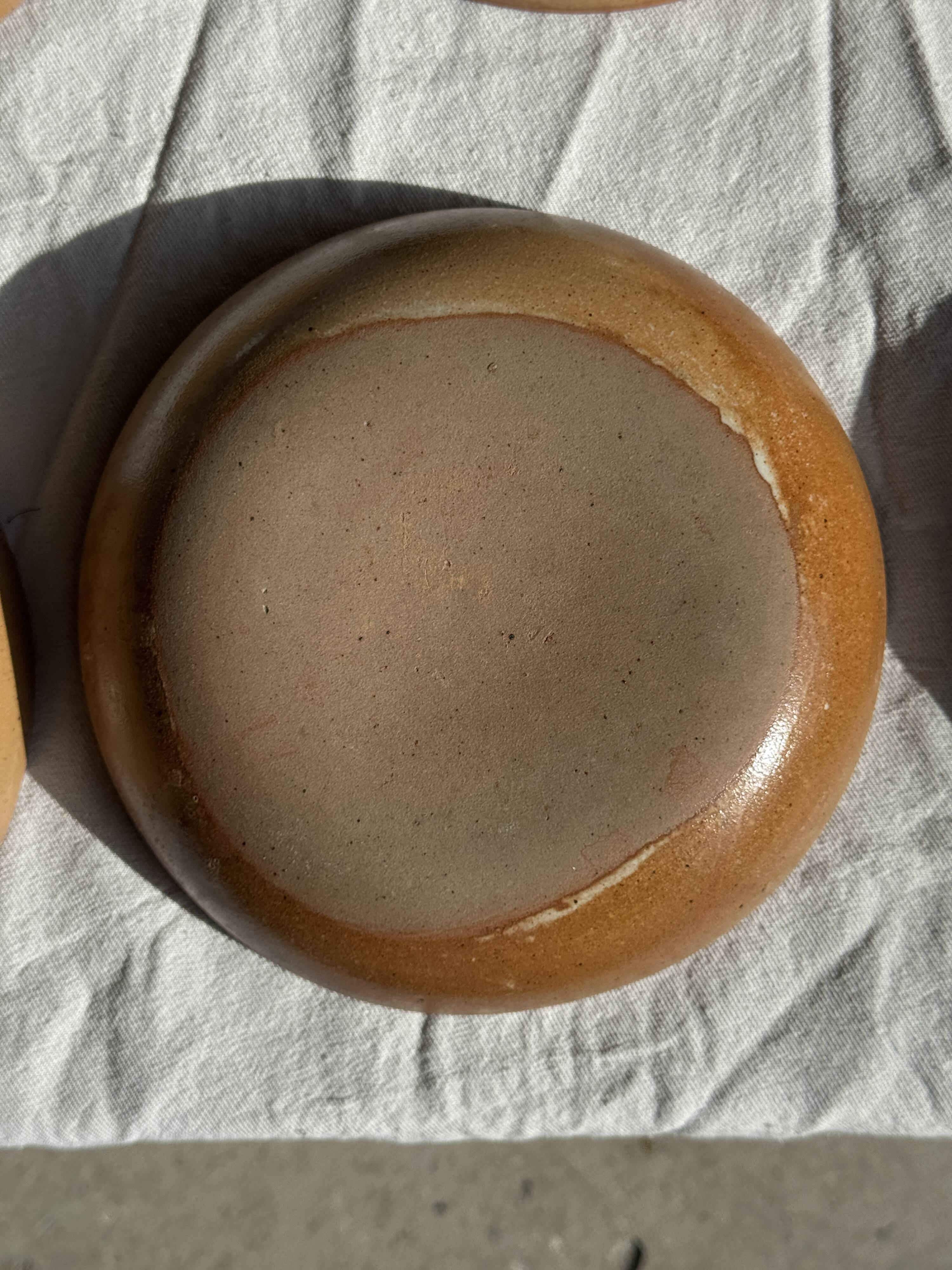 11 assiettes creuses artisanales vintage en grès mat