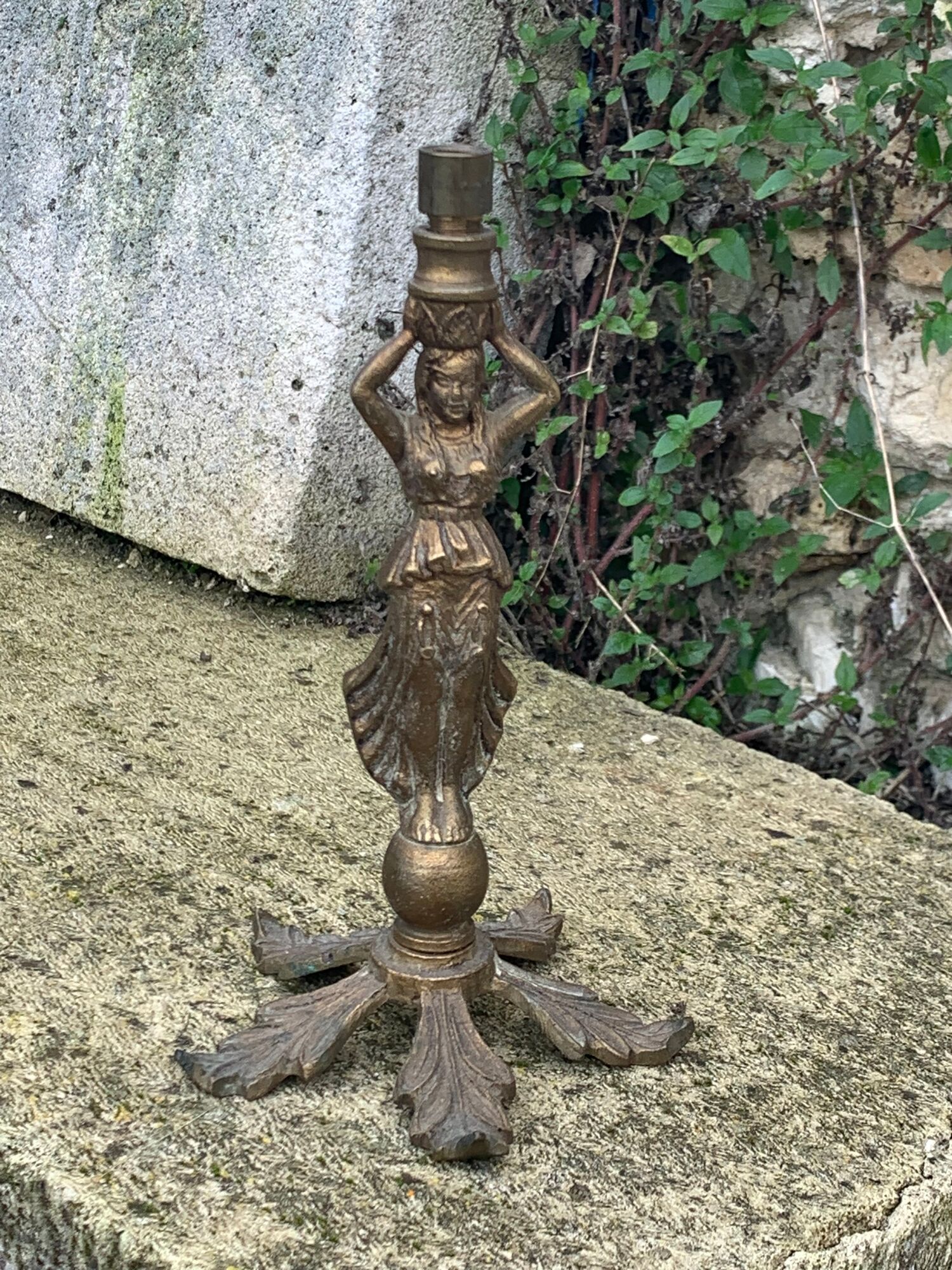 Foot of lamp statuette woman in regulates art deco