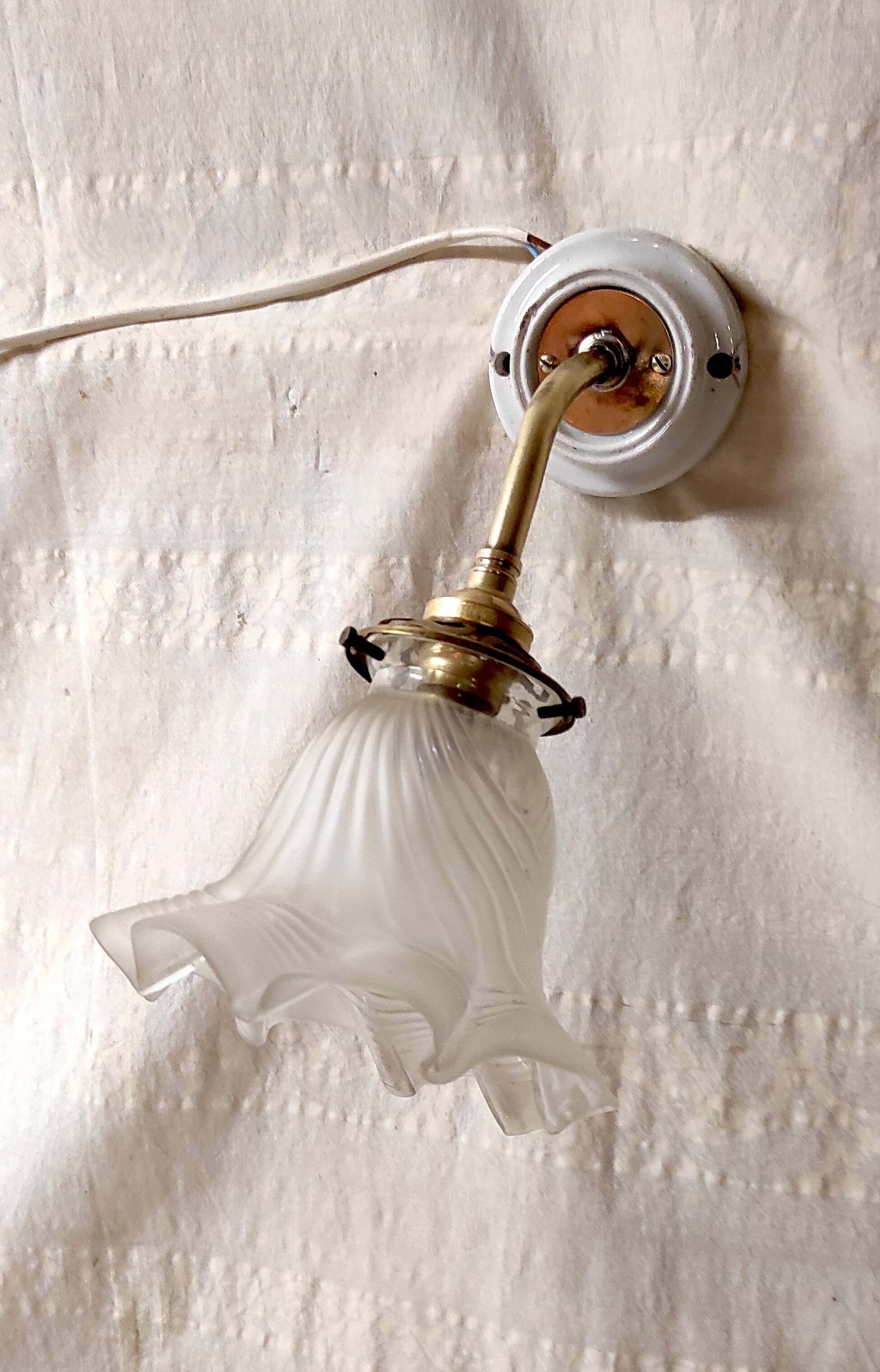 Art Deco wall sconce in porcelain, brass and crystal - early 20th century