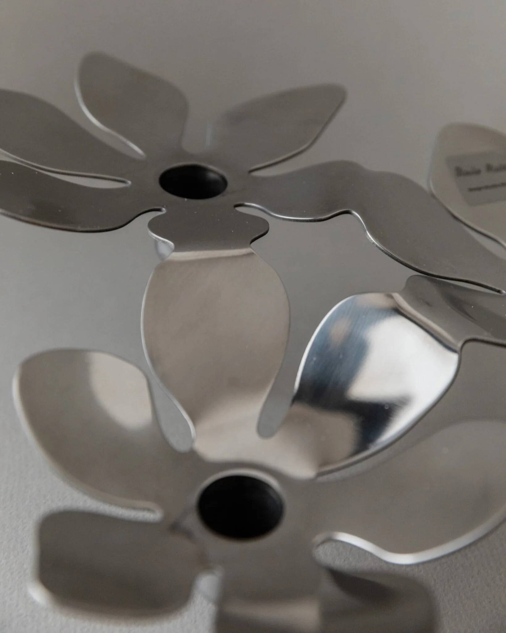 Bougeoir en acier inoxydable argenté par Monica Mulder pour Ikea, en forme de fleur, pour 3 bougies, Suède, années 1990.