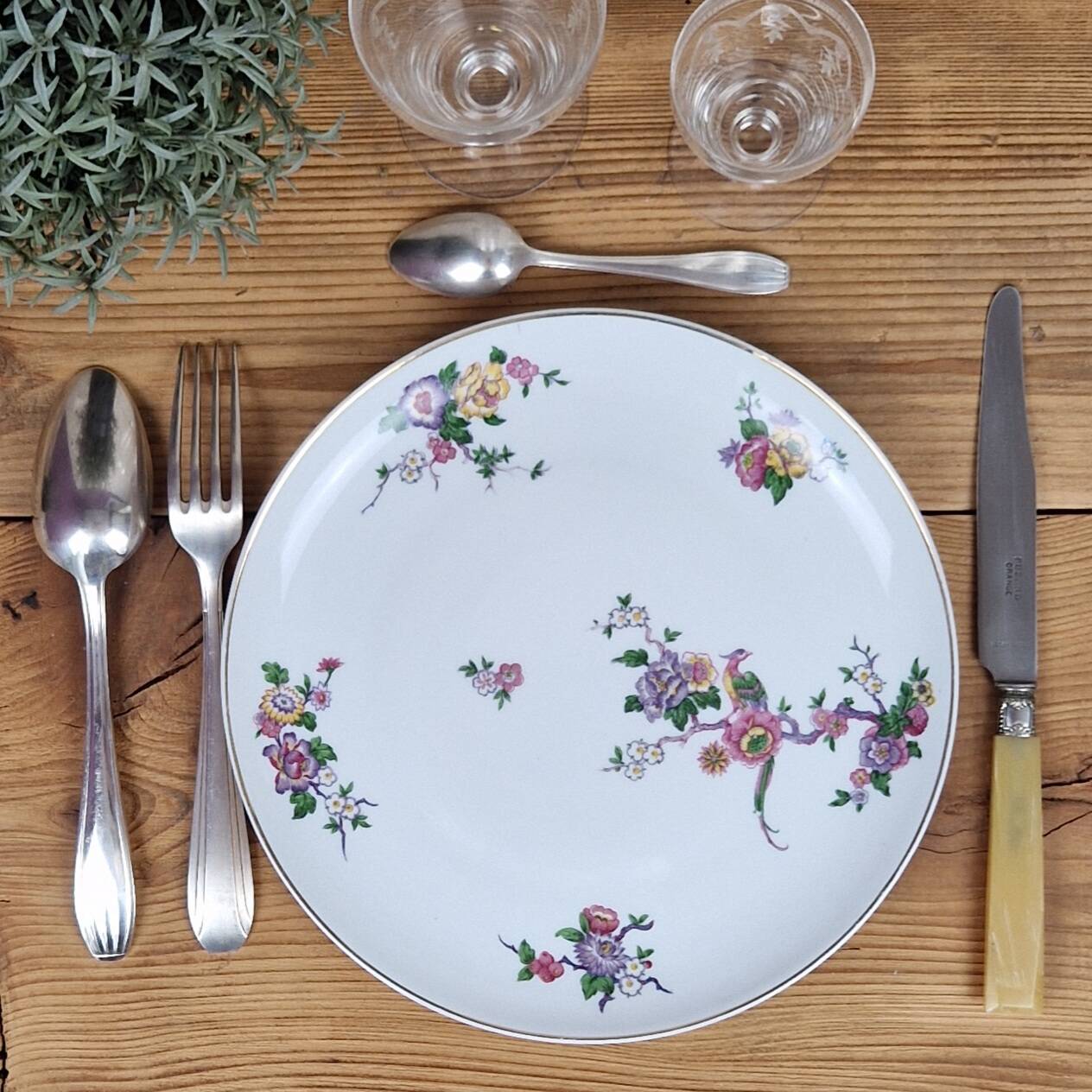 Composition of 6 flat plates in Limoges porcelain: