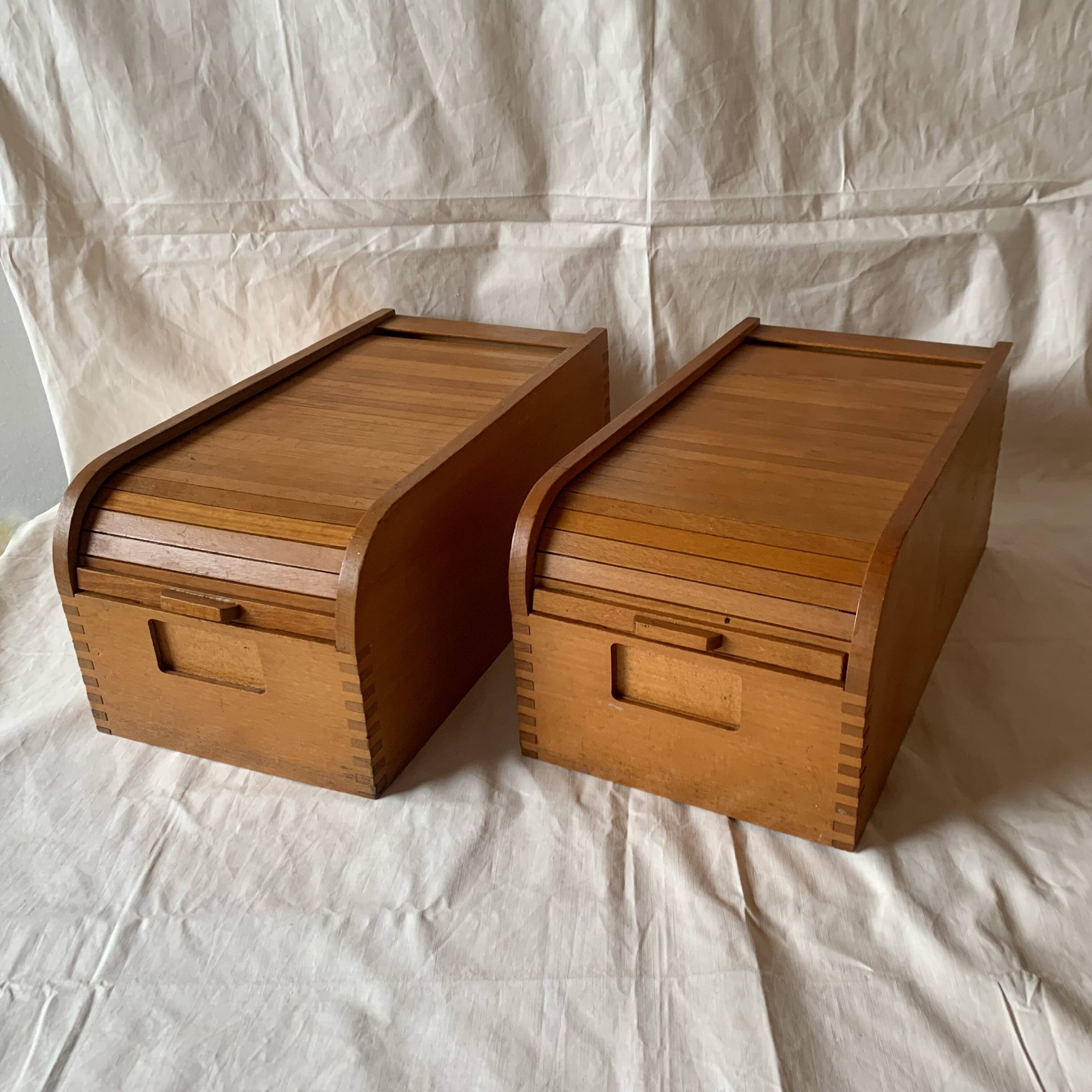 2 anciennes boîtes de classement en bois à volet