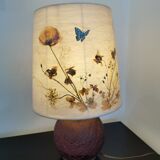 Lampe à poser en verre et abat jour en fleurs séchées.