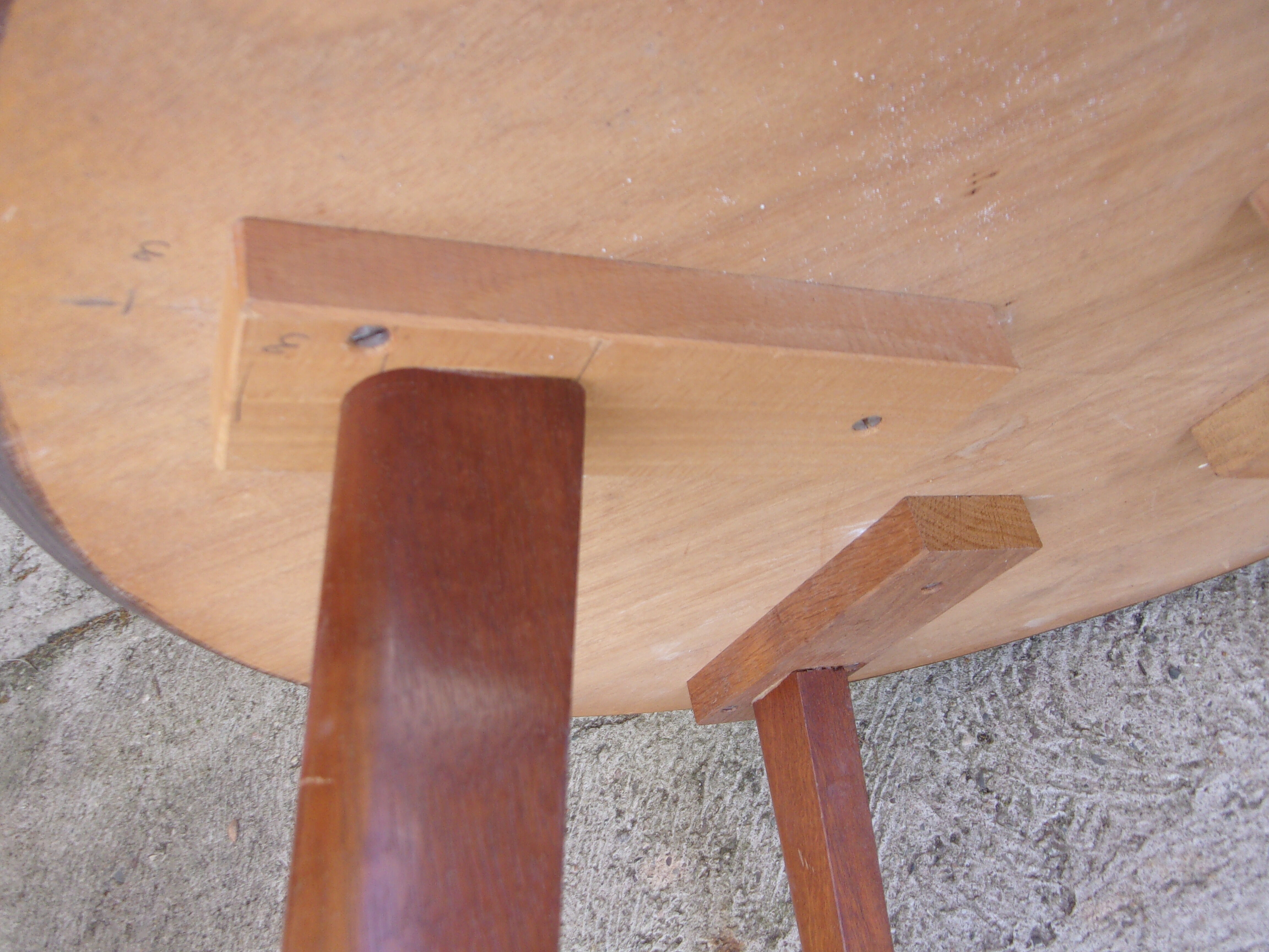 Wood round coffee table 1950/1960