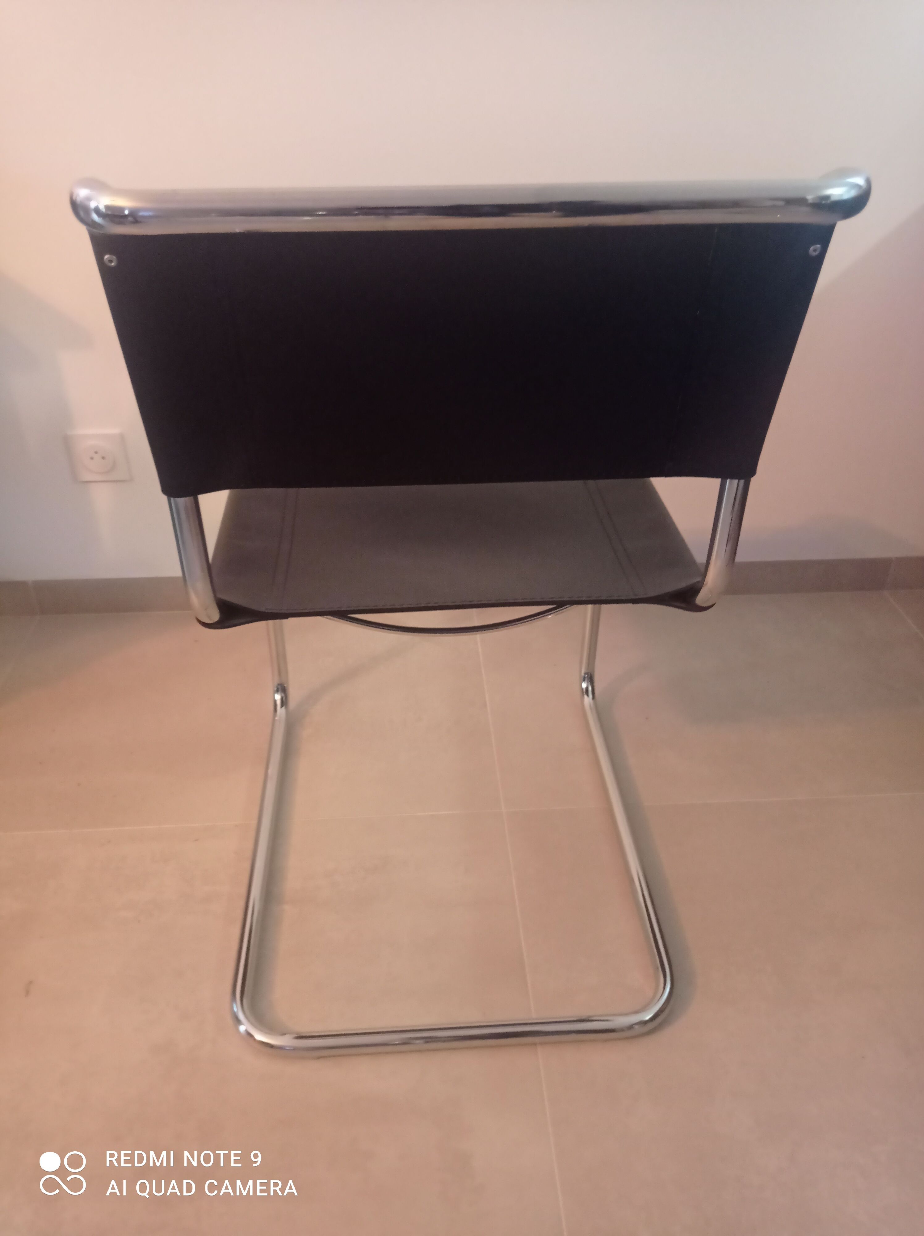 Paire de chaises en cuir noir et chrome modele Spoletto du designer Bersanelli