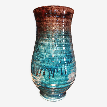 Stoneware ceramic vase with color gradient from the Accolay workshop