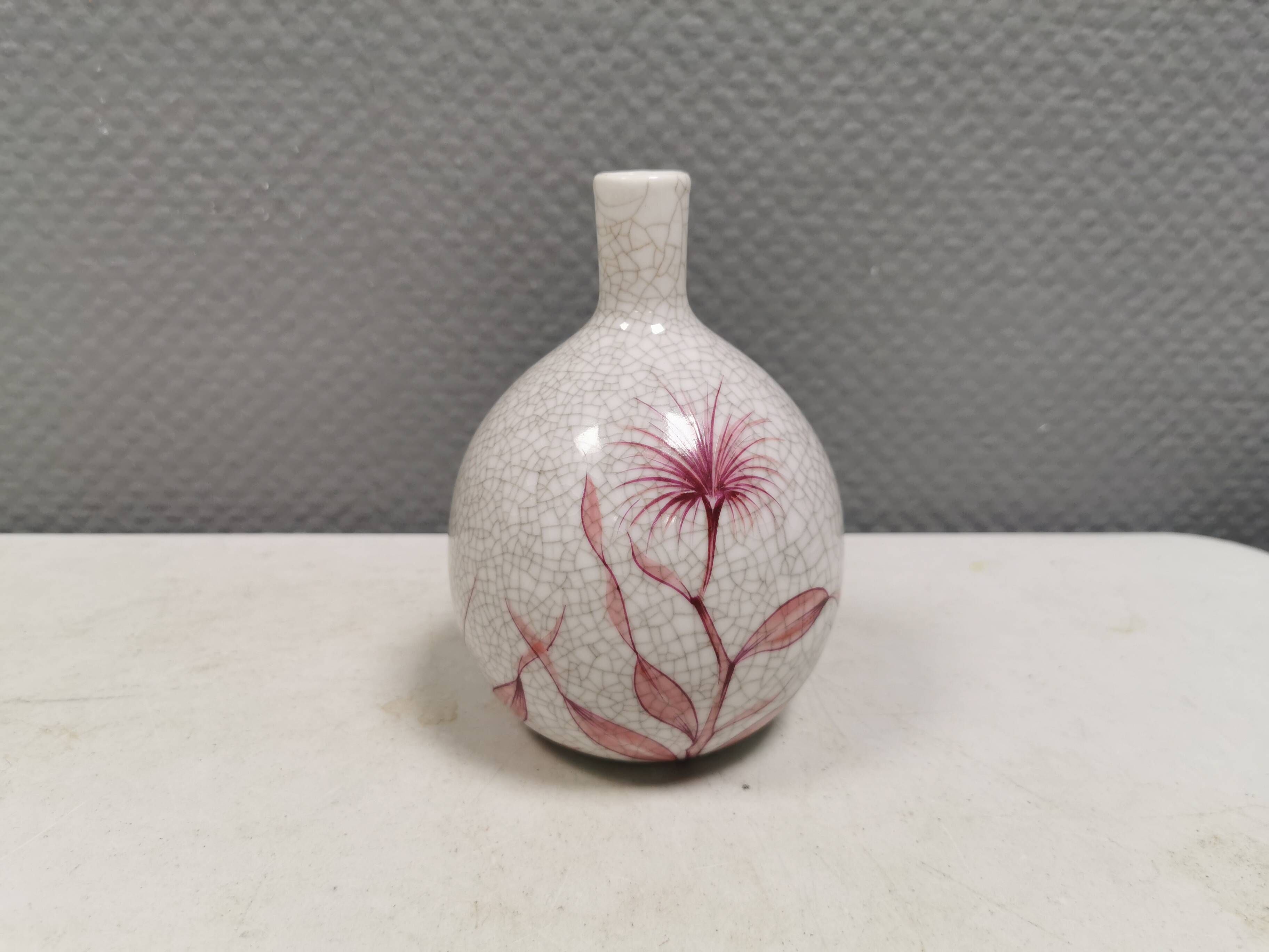 A vase in crackled porcelain with pink decoration. Germany 1930s