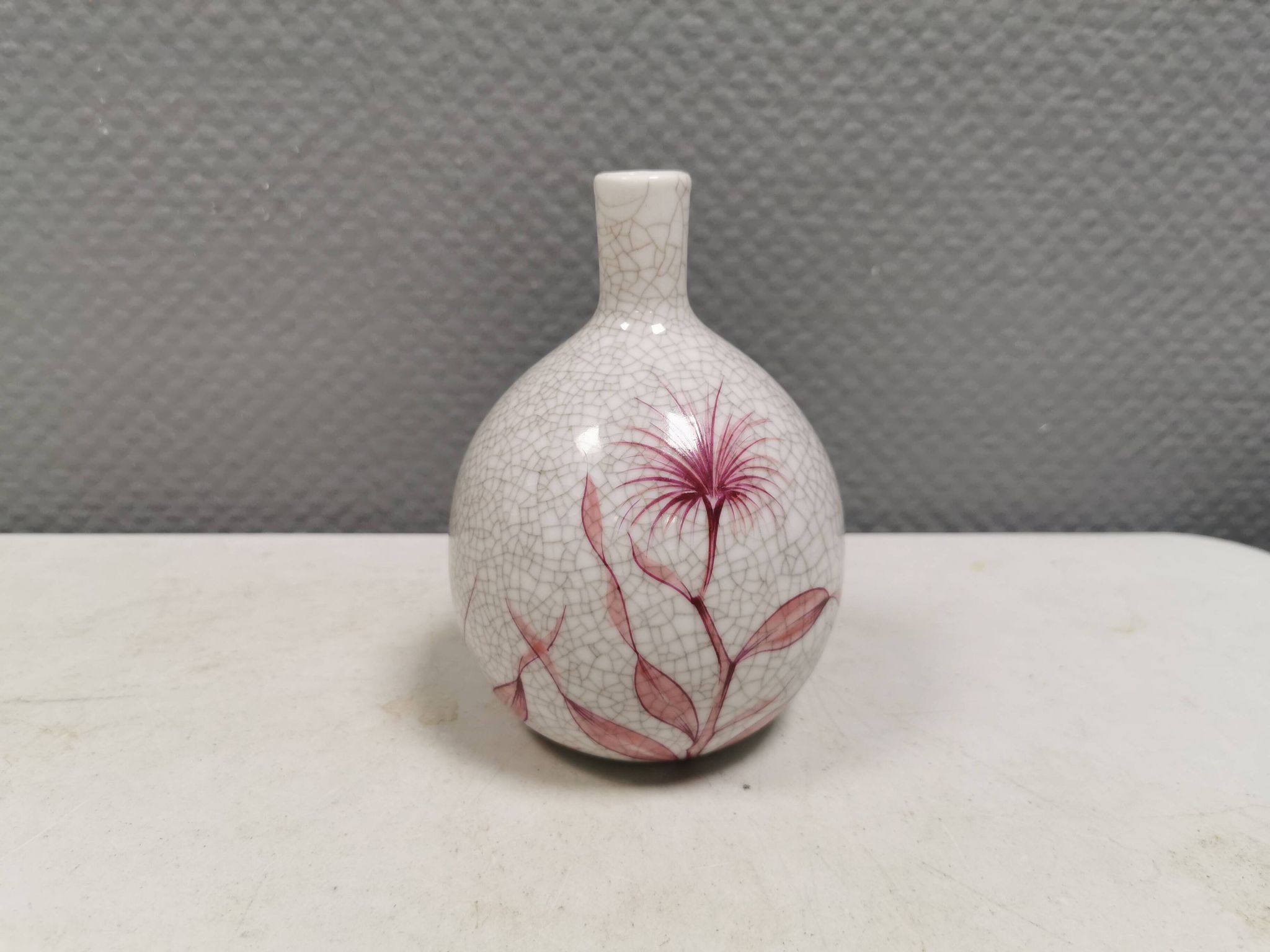 A vase in crackled porcelain with pink decoration. Germany 1930s