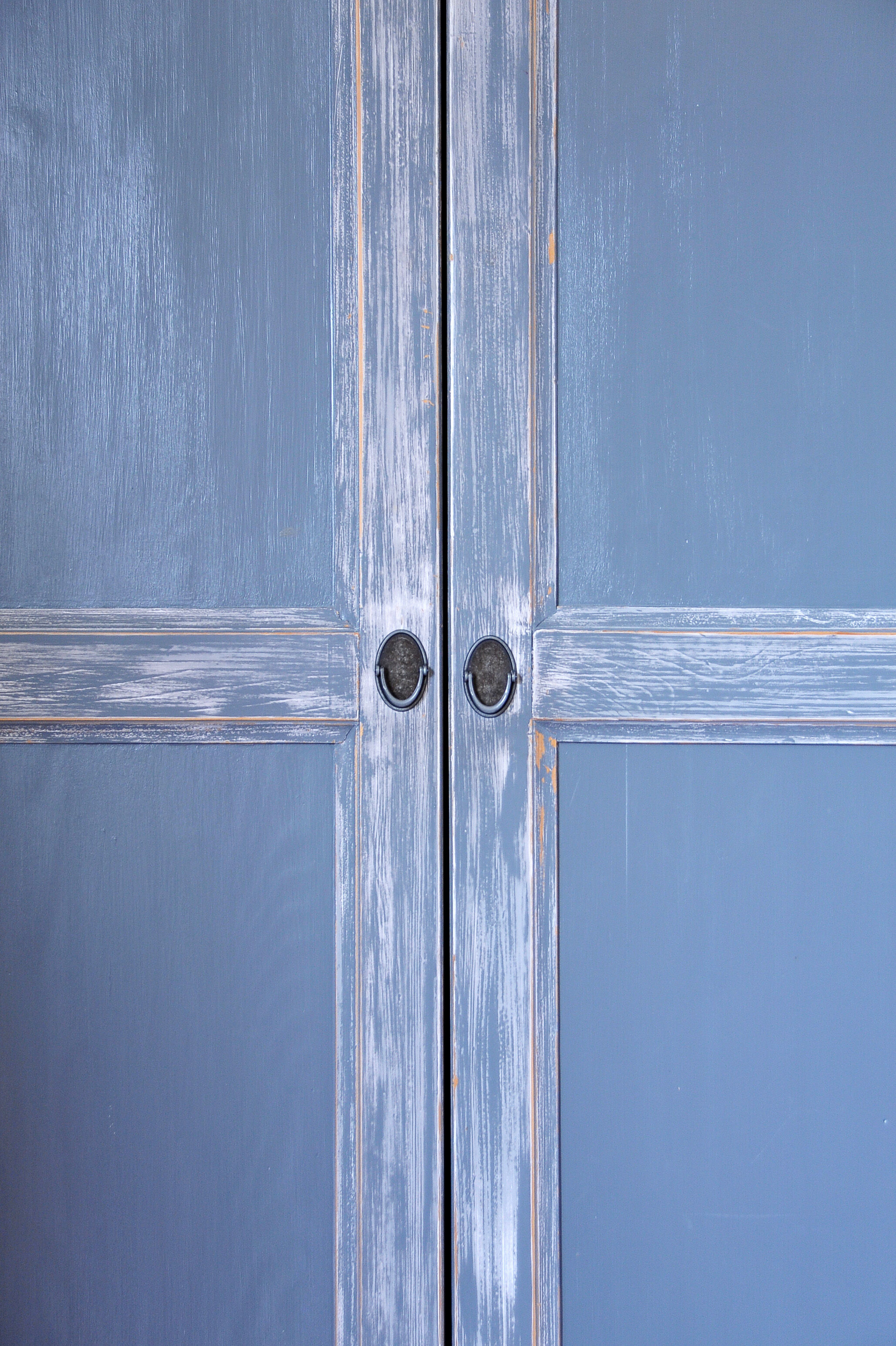 Grey blue wardrobe skated in solid pine