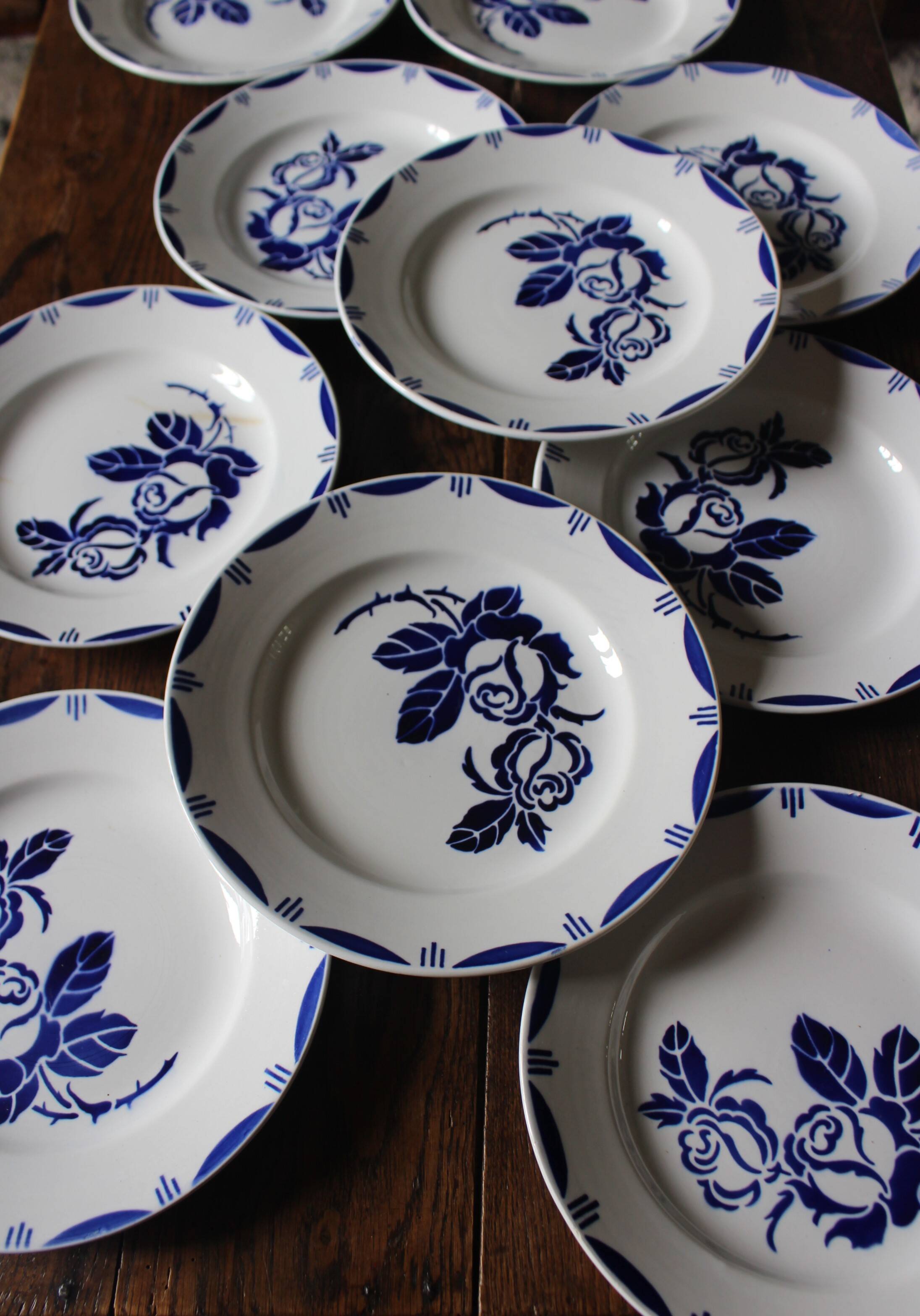 10 assiettes plates roses bleus Bastia Sarreguemines Art Déco
